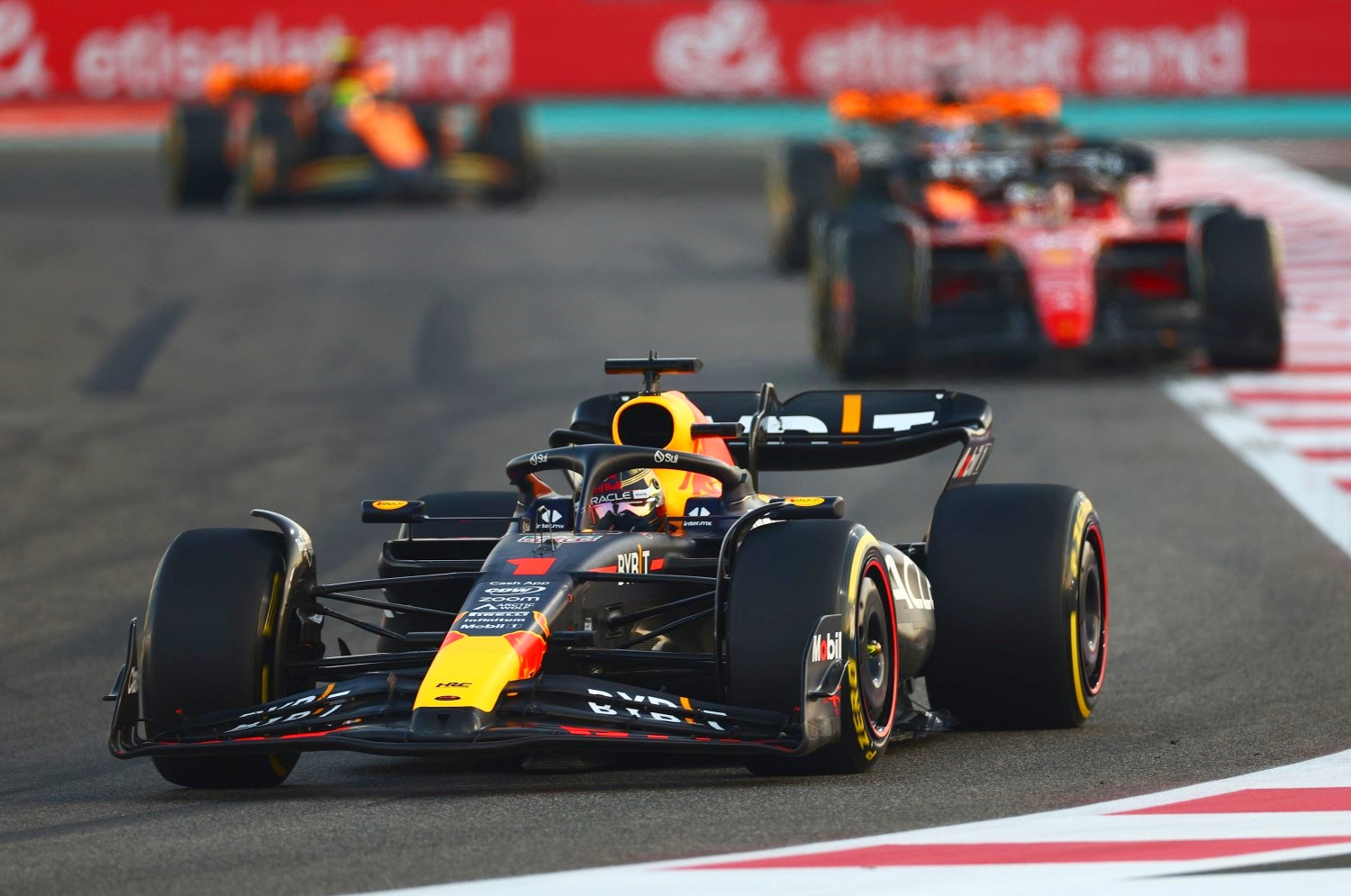 Max Verstappen of the Netherlands driving the (1) Oracle Red Bull Racing RB18 on track during the F1 Grand Prix of Abu Dhabi at Yas Marina Circuit on November 26, 2023 in Abu Dhabi, United Arab Emirates. (Photo by Clive Rose/Getty Images) // Getty Images / Red Bull Content Pool