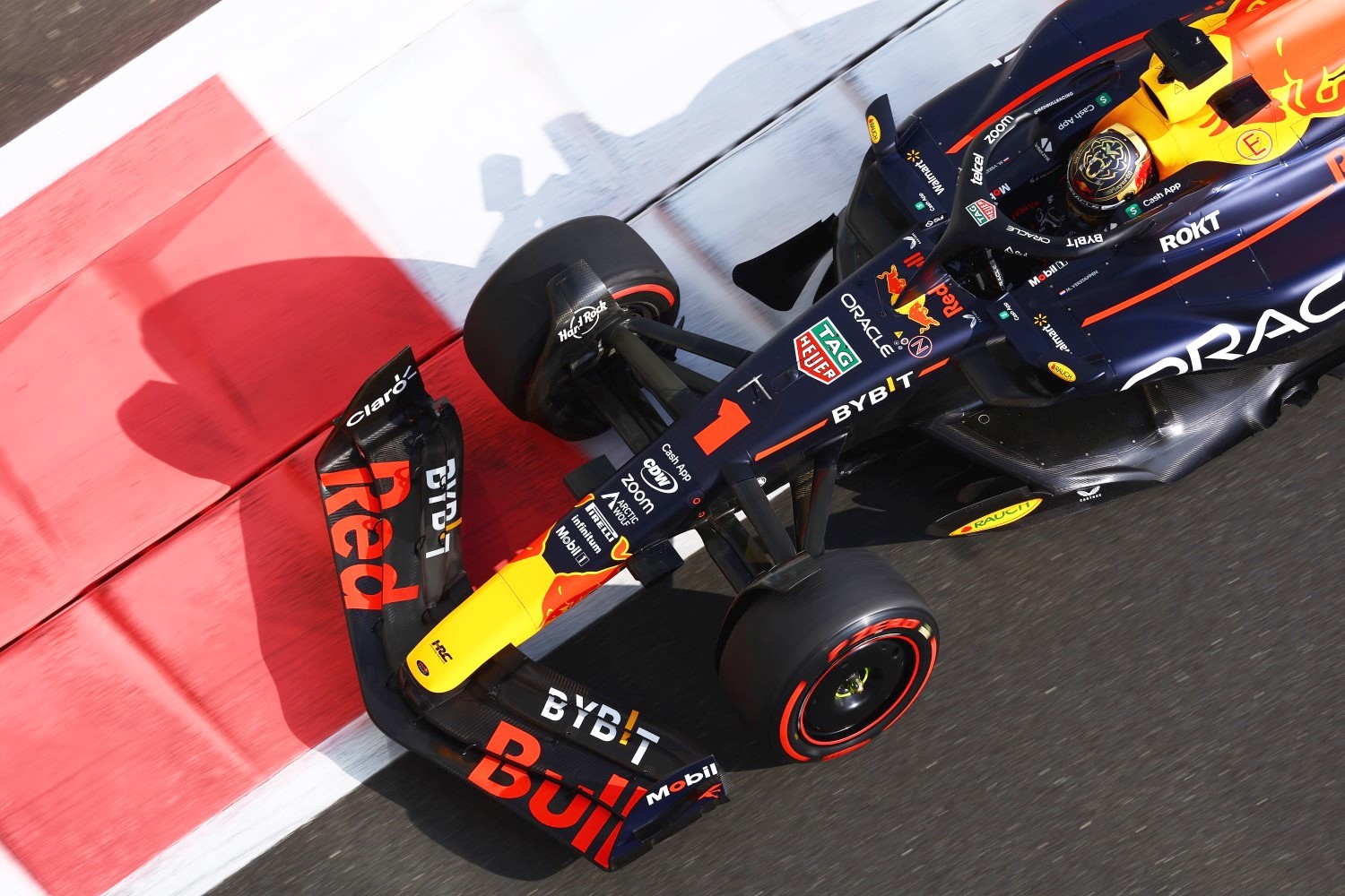 Max Verstappen of the Netherlands driving the (1) Oracle Red Bull Racing RB19 on track during final practice ahead of the F1 Grand Prix of Abu Dhabi at Yas Marina Circuit on November 25, 2023 in Abu Dhabi, United Arab Emirates. (Photo by Mark Thompson/Getty Images) // Getty Images / Red Bull Content Pool