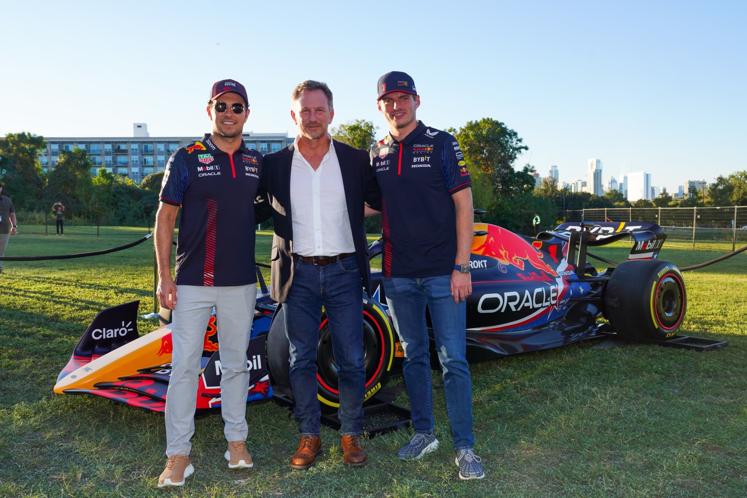 Max Verstappen of the Netherlands, Sergio Perez of Mexico and Oracle Red Bull Racing Team Principal Christian Horner poses in front of the wining livery during the Oracle Red Bull Racing Make Your Mark livery reveal event at Oracle HQ on October 18, 2023 in Austin, Texas. (Photo by Alex Bierens de Haan/Getty Images) // Getty Images / Red Bull Content Pool