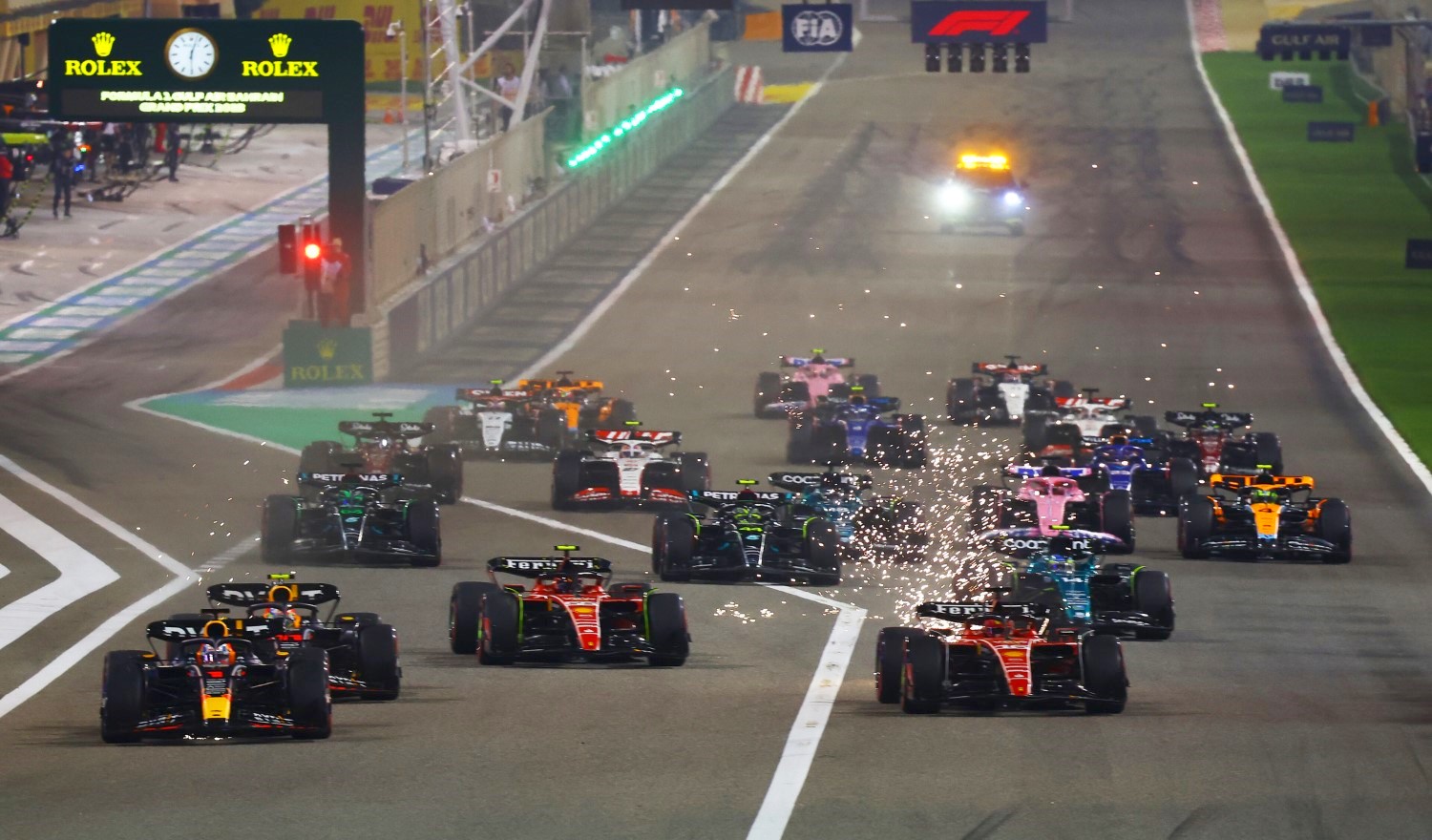 Max Verstappen of the Netherlands driving the (1) Oracle Red Bull Racing RB19 leads Charles Leclerc of Monaco driving the (16) Ferrari SF-23 and the rest of the field at the start during the F1 Grand Prix of Bahrain at Bahrain International Circuit on March 05, 2023 in Bahrain, Bahrain. (Photo by Mark Thompson/Getty Images) // Getty Images / Red Bull Content Pool