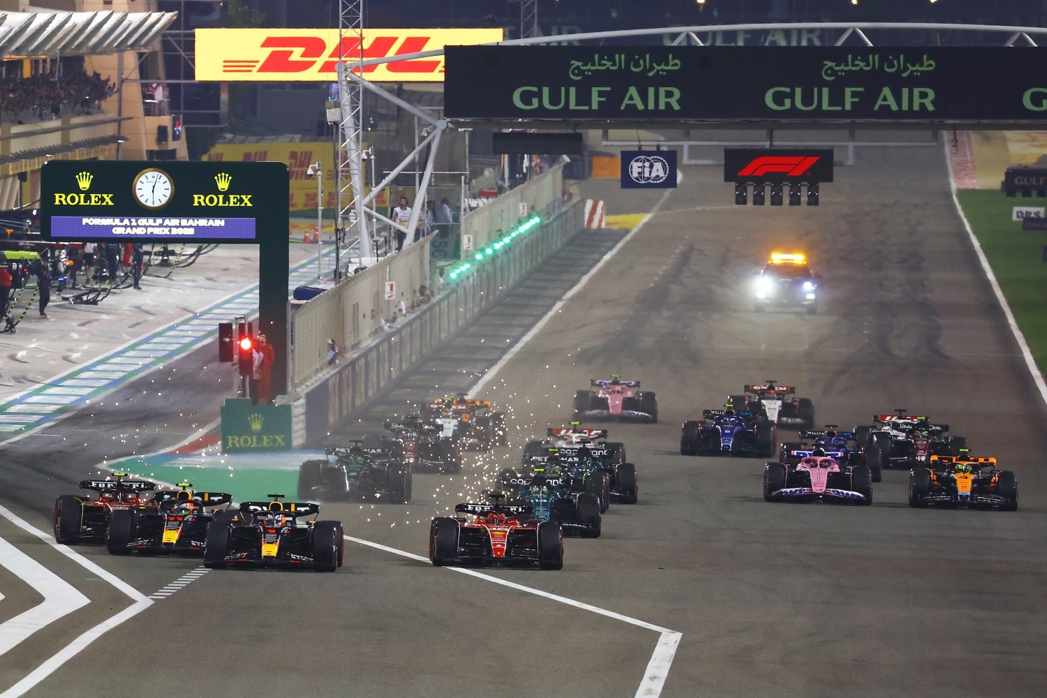 Max Verstappen of the Netherlands driving the (1) Oracle Red Bull Racing RB19 and Charles Leclerc of Monaco driving the (16) Ferrari SF-23 battle for track position ahead of the field at the start during the F1 Grand Prix of Bahrain at Bahrain International Circuit on March 05, 2023 in Bahrain, Bahrain. (Photo by Mark Thompson/Getty Images) // Getty Images / Red Bull Content Pool