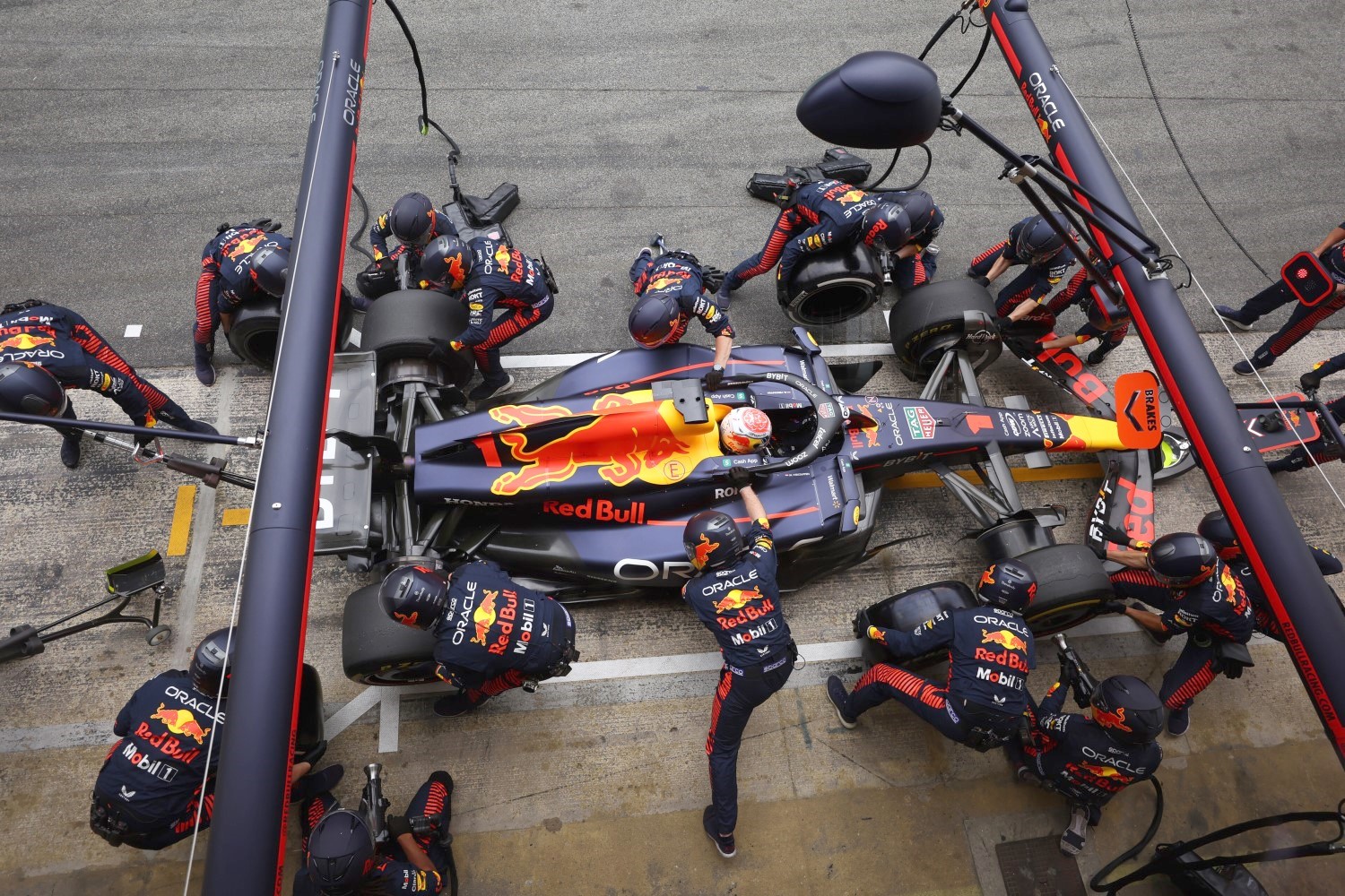 Max Verstappen of the Netherlands driving the (1) Oracle Red Bull Racing RB19 makes a pitstop during the F1 Grand Prix of Spain at Circuit de Barcelona-Catalunya on June 04, 2023 in Barcelona, Spain. (Photo by Dan Istitene/Getty Images) // Getty Images / Red Bull Content Pool