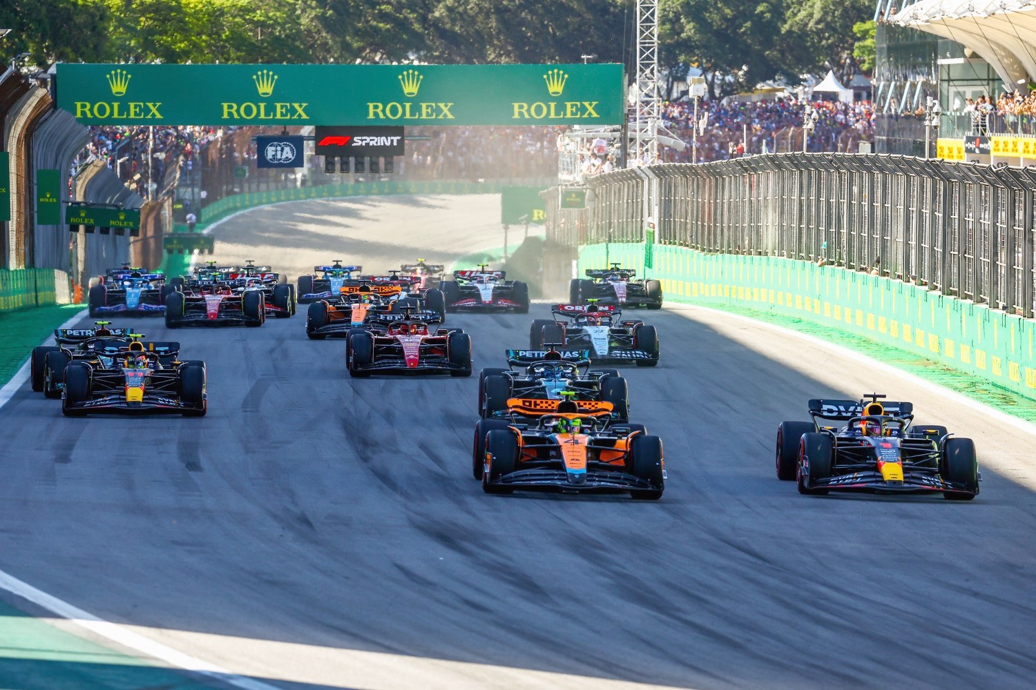 Max Verstappen of the Netherlands driving the (1) Oracle Red Bull Racing RB19 leads Lando Norris of Great Britain driving the (4) McLaren MCL60 Mercedes and the rest of the field into turn one at the start during the Sprint ahead of the F1 Grand Prix of Brazil at Autodromo Jose Carlos Pace on November 04, 2023 in Sao Paulo, Brazil. (Photo by Mark Thompson/Getty Images) // Getty Images / Red Bull Content Pool