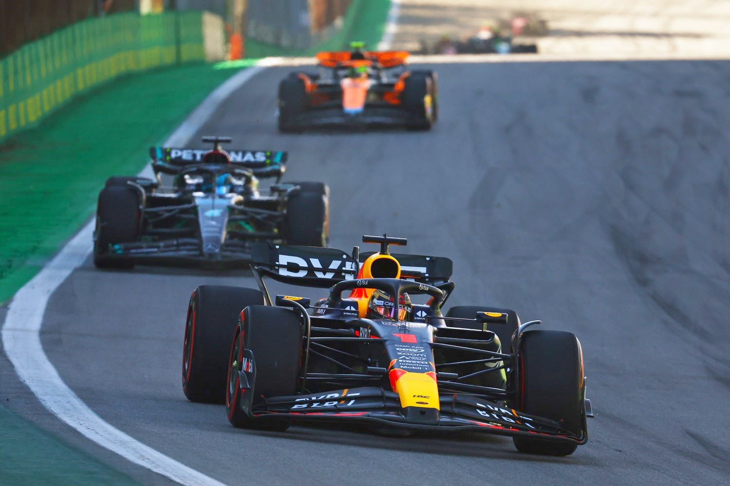 Max Verstappen of the Netherlands driving the (1) Oracle Red Bull Racing RB19 leads George Russell of Great Britain driving the (63) Mercedes AMG Petronas F1 Team W14 on track during the Sprint ahead of the F1 Grand Prix of Brazil at Autodromo Jose Carlos Pace on November 04, 2023 in Sao Paulo, Brazil. (Photo by Mark Thompson/Getty Images) // Getty Images / Red Bull Content Pool