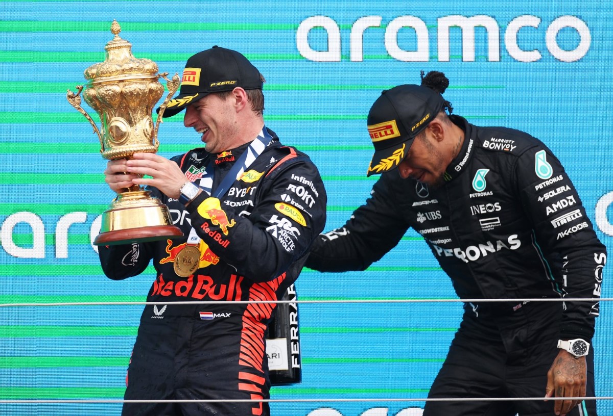 Race winner Max Verstappen of the Netherlands and Oracle Red Bull Racing and third placed Lewis Hamilton of Great Britain and Mercedes celebrate on the podium during the F1 Grand Prix of Great Britain at Silverstone Circuit on July 09, 2023 in Northampton, England. (Photo by Ryan Pierse/Getty Images) // Getty Images / Red Bull Content Pool