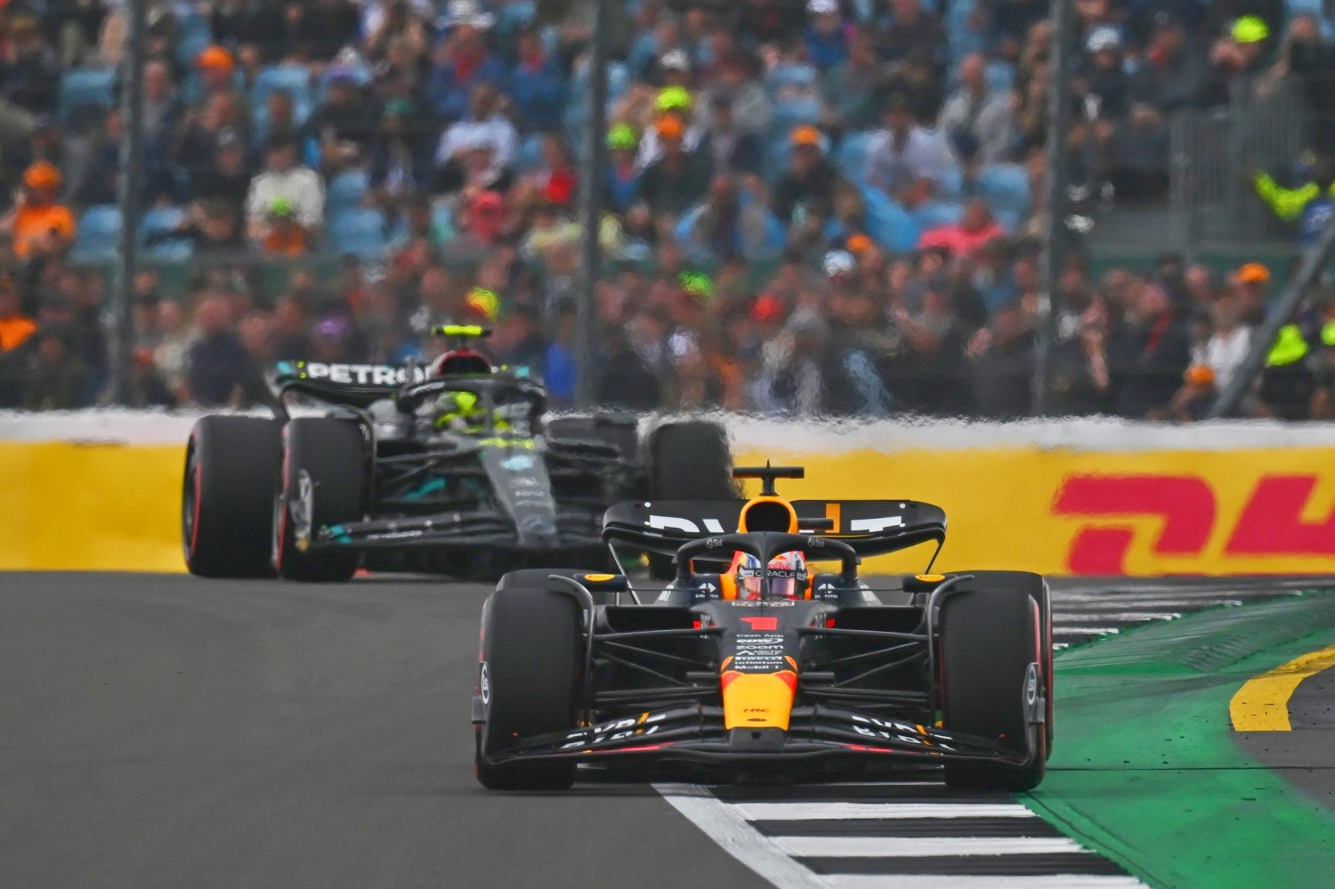 Max Verstappen of the Netherlands driving the (1) Oracle Red Bull Racing RB19 leads Lewis Hamilton of Great Britain driving the (44) Mercedes AMG Petronas F1 Team W14 during qualifying ahead of the F1 Grand Prix of Great Britain at Silverstone Circuit on July 08, 2023 in Northampton, England. (Photo by Dan Mullan/Getty Images) // Getty Images / Red Bull Content Pool
