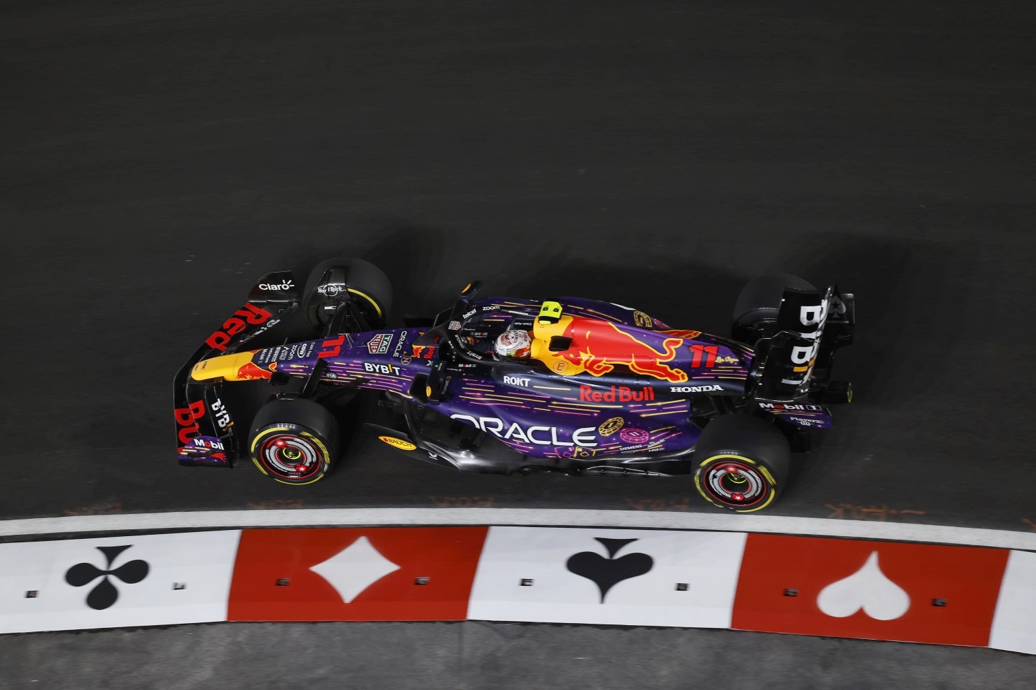 Sergio Perez of Mexico driving the (11) Oracle Red Bull Racing RB19 on track during practice ahead of the F1 Grand Prix of Las Vegas at Las Vegas Strip Circuit in Las Vegas, Nevada. (Photo by Chris Graythen/Getty Images) // Getty Images / Red Bull Content Pool 