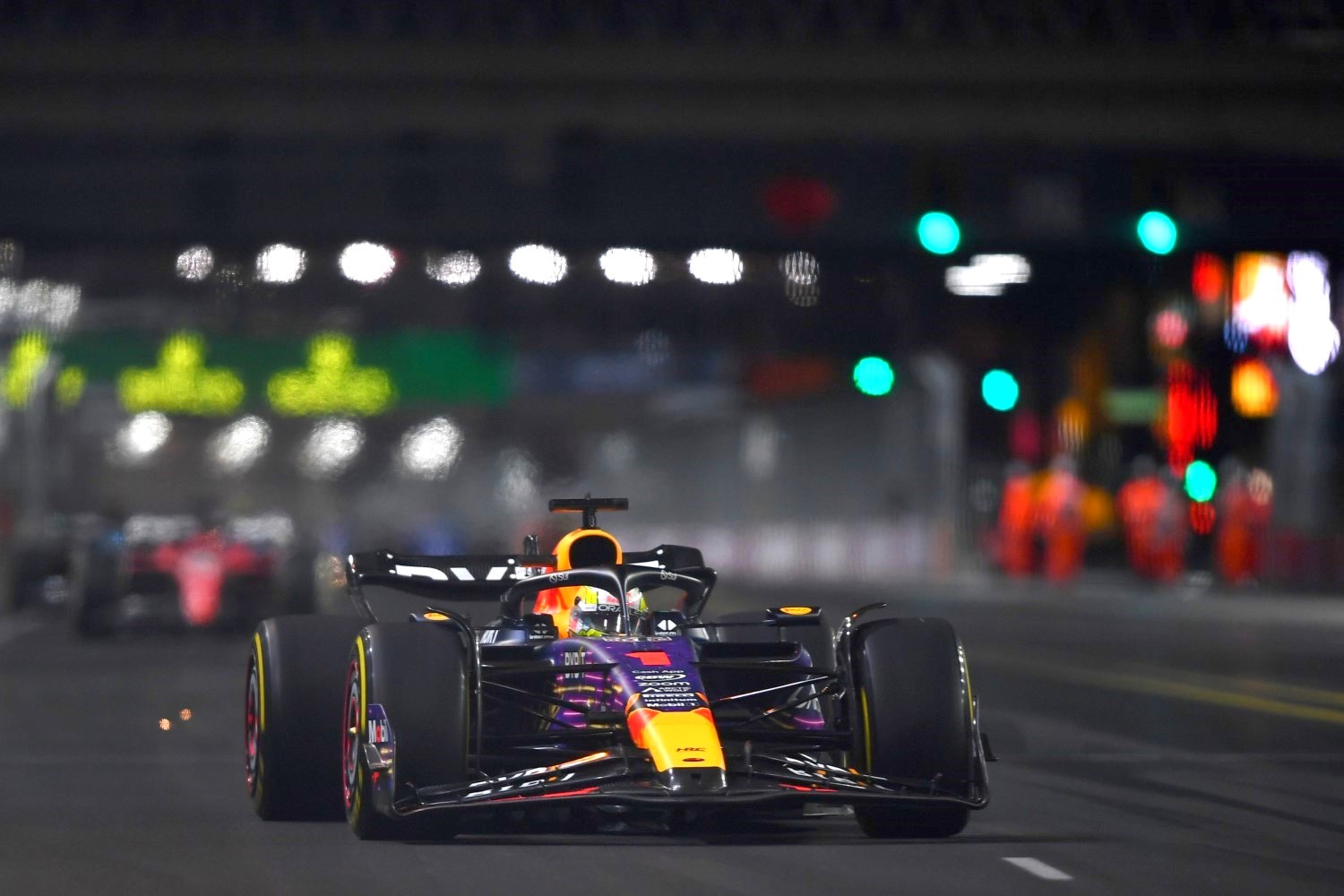 Max Verstappen of the Netherlands driving the (1) Oracle Red Bull Racing RB19 lead Charles Leclerc during the F1 Grand Prix of Las Vegas at Las Vegas Strip Circuit on November 18, 2023 in Las Vegas, Nevada. (Photo by Rudy Carezzevoli/Getty Images) // Getty Images / Red Bull Content Pool