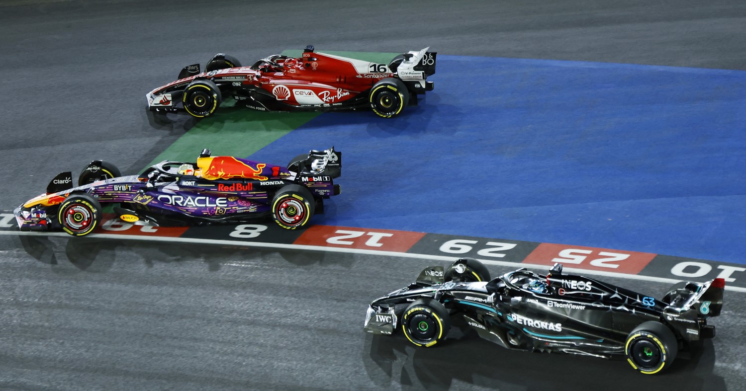 Max Verstappen of the Netherlands driving the (1) Oracle Red Bull Racing RB19 overtakes Charles Leclerc of Monaco driving the (16) Ferrari SF-23 at turn one during the F1 Grand Prix of Las Vegas at Las Vegas Strip Circuit on November 18, 2023 in Las Vegas, Nevada. (Photo by Chris Graythen/Getty Images) // Getty Images / Red Bull Content Pool