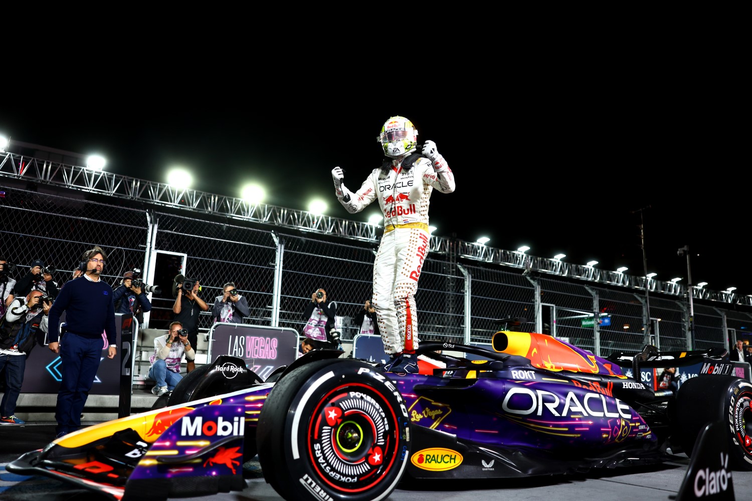 Race winner Max Verstappen of the Netherlands and Oracle Red Bull Racing celebrates in parc ferme during the F1 Grand Prix of Las Vegas at Las Vegas Strip Circuit on November 18, 2023 in Las Vegas, Nevada. (Photo by Mark Thompson/Getty Images) // Getty Images / Red Bull Content Pool