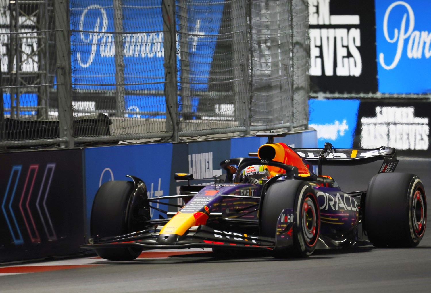 Max Verstappen of the Netherlands driving the (1) Oracle Red Bull Racing RB19 on track during the F1 Grand Prix of Las Vegas at Las Vegas Strip Circuit on November 18, 2023 in Las Vegas, Nevada. (Photo by Chris Graythen/Getty Images) // Getty Images / Red Bull Content Pool