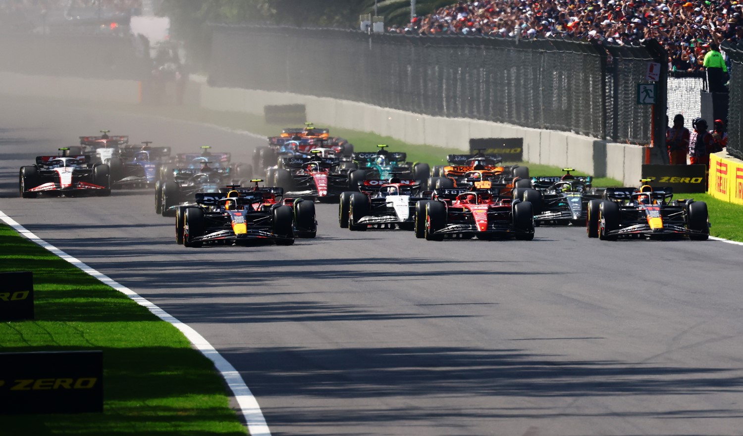 Max Verstappen of the Netherlands driving the (1) Oracle Red Bull Racing RB19, Charles Leclerc of Monaco driving the (16) Ferrari SF-23 and Sergio Perez of Mexico driving the (11) Oracle Red Bull Racing RB19 compete for track position into the first corner at the start of the race during the F1 Grand Prix of Mexico at Autodromo Hermanos Rodriguez on October 29, 2023 in Mexico City, Mexico. (Photo by Mark Thompson/Getty Images) // Getty Images / Red Bull Content Pool