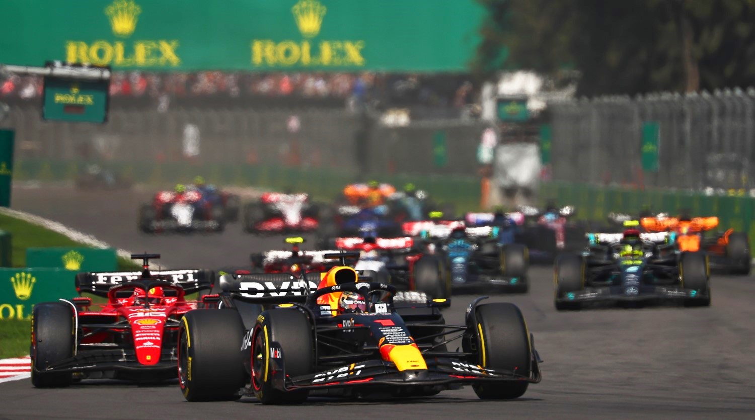 Max Verstappen of the Netherlands driving the (1) Oracle Red Bull Racing RB19 leads Charles Leclerc of Monaco driving the (16) Ferrari SF-23 and the rest of the field at the start of the race during the F1 Grand Prix of Mexico at Autodromo Hermanos Rodriguez on October 29, 2023 in Mexico City, Mexico. (Photo by Jared C. Tilton/Getty Images) // Getty Images / Red Bull Content Pool