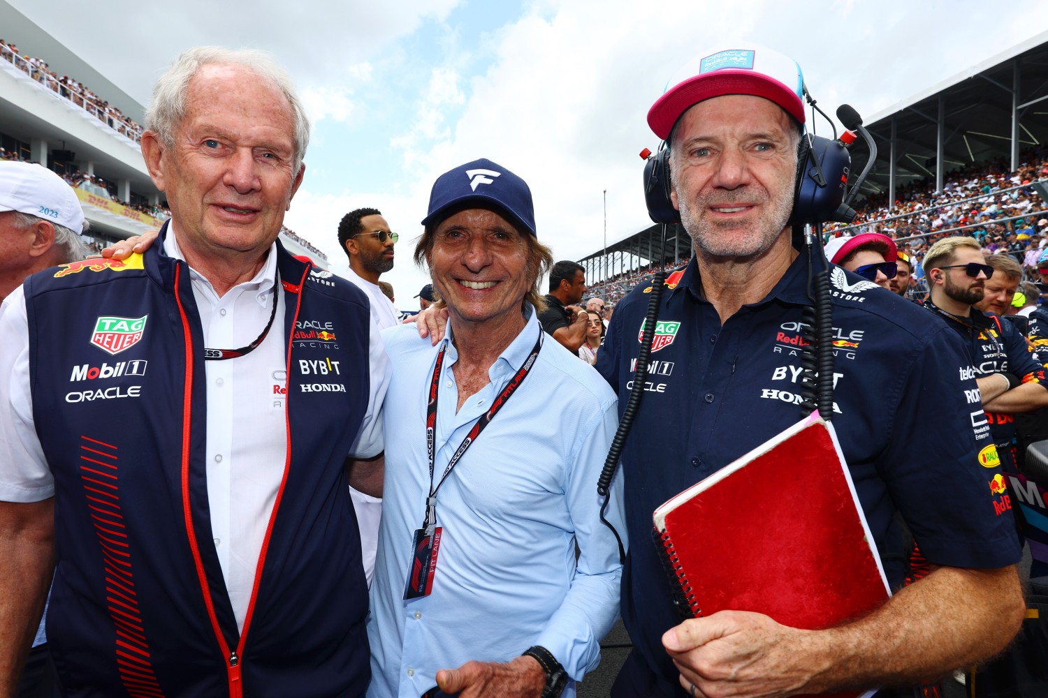 Red Bull Racing Team Consultant Dr Helmut Marko, Emerson Fittipaldi and Adrian Newey, the Chief Technical Officer of Red Bull Racing pose for a photo on the grid during the F1 Grand Prix of Miami at Miami International Autodrome on May 07, 2023 in Miami, Florida. (Photo by Mark Thompson/Getty Images) // Getty Images / Red Bull Content Pool 