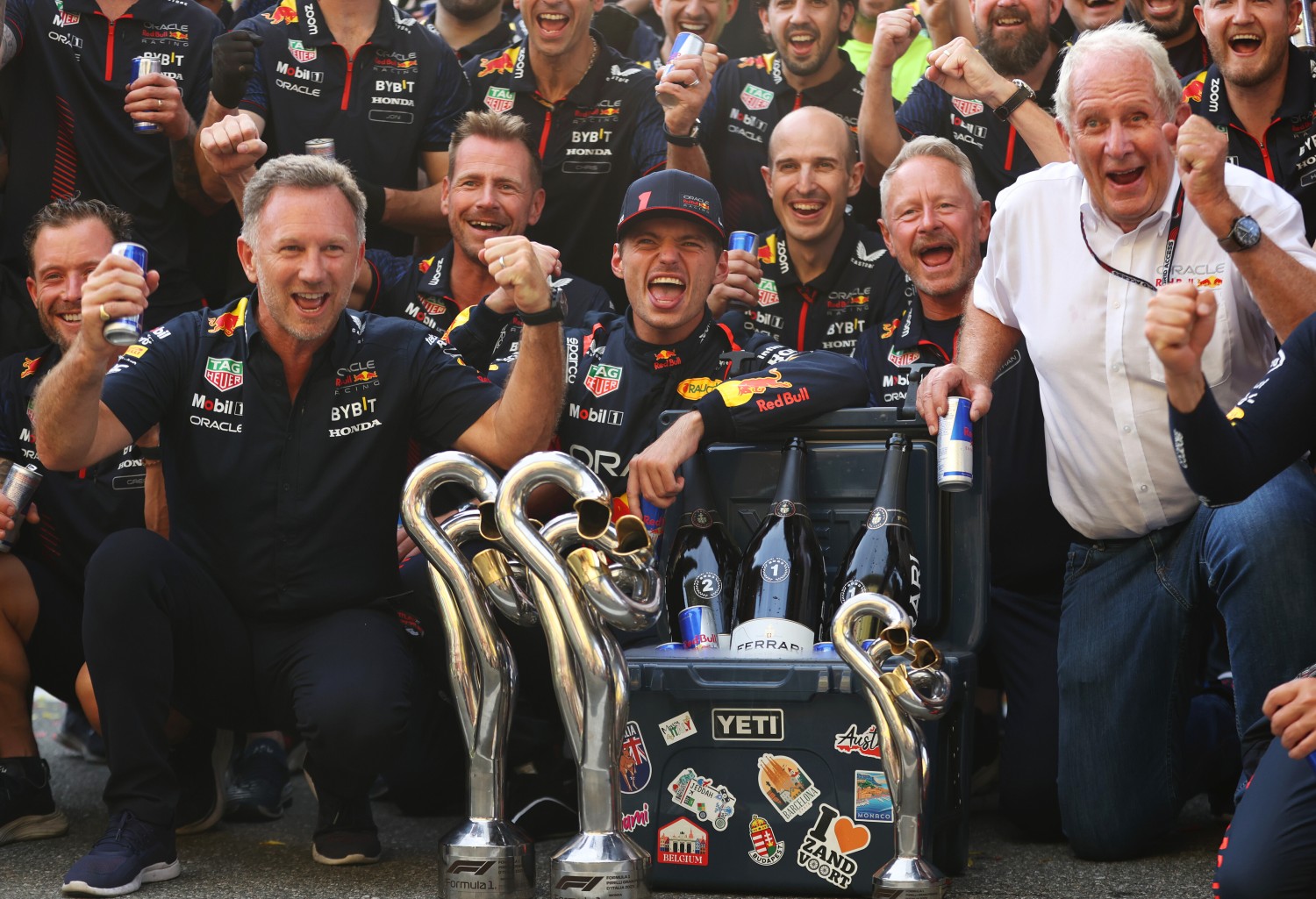 Race winner Max Verstappen of the Netherlands and Oracle Red Bull Racing and the Red Bull Racing team celebrate after the F1 Grand Prix of Italy at Autodromo Nazionale Monza on September 03, 2023 in Monza, Italy. (Photo by Ryan Pierse/Getty Images) // Getty Images / Red Bull Content Pool 