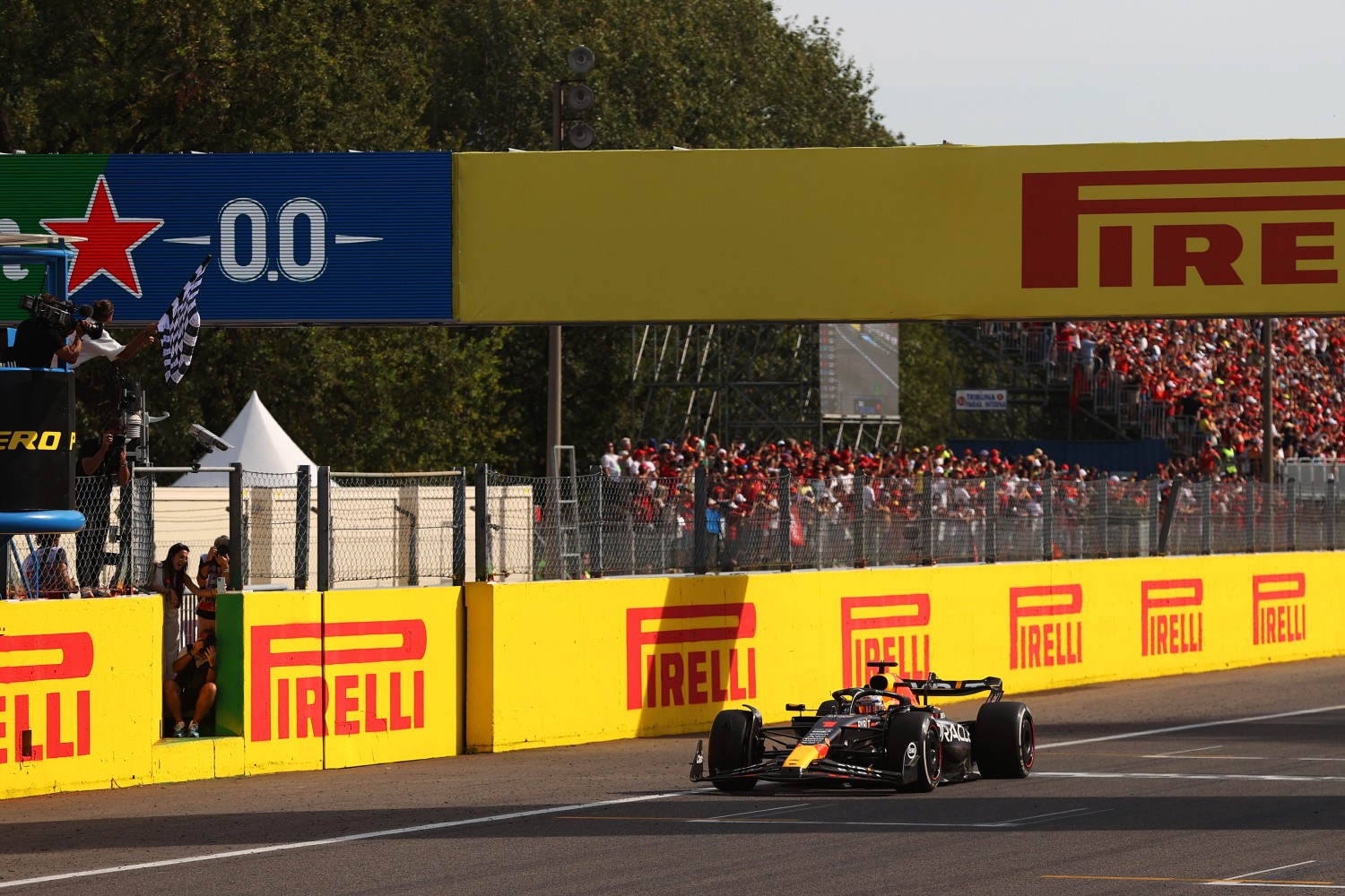 Race winner Max Verstappen of the Netherlands driving the (1) Oracle Red Bull Racing RB19 takes the chequered flag during the F1 Grand Prix of Italy at Autodromo Nazionale Monza on September 03, 2023 in Monza, Italy. (Photo by Ryan Pierse/Getty Images) *** BESTPIX *** // Getty Images / Red Bull Content Pool