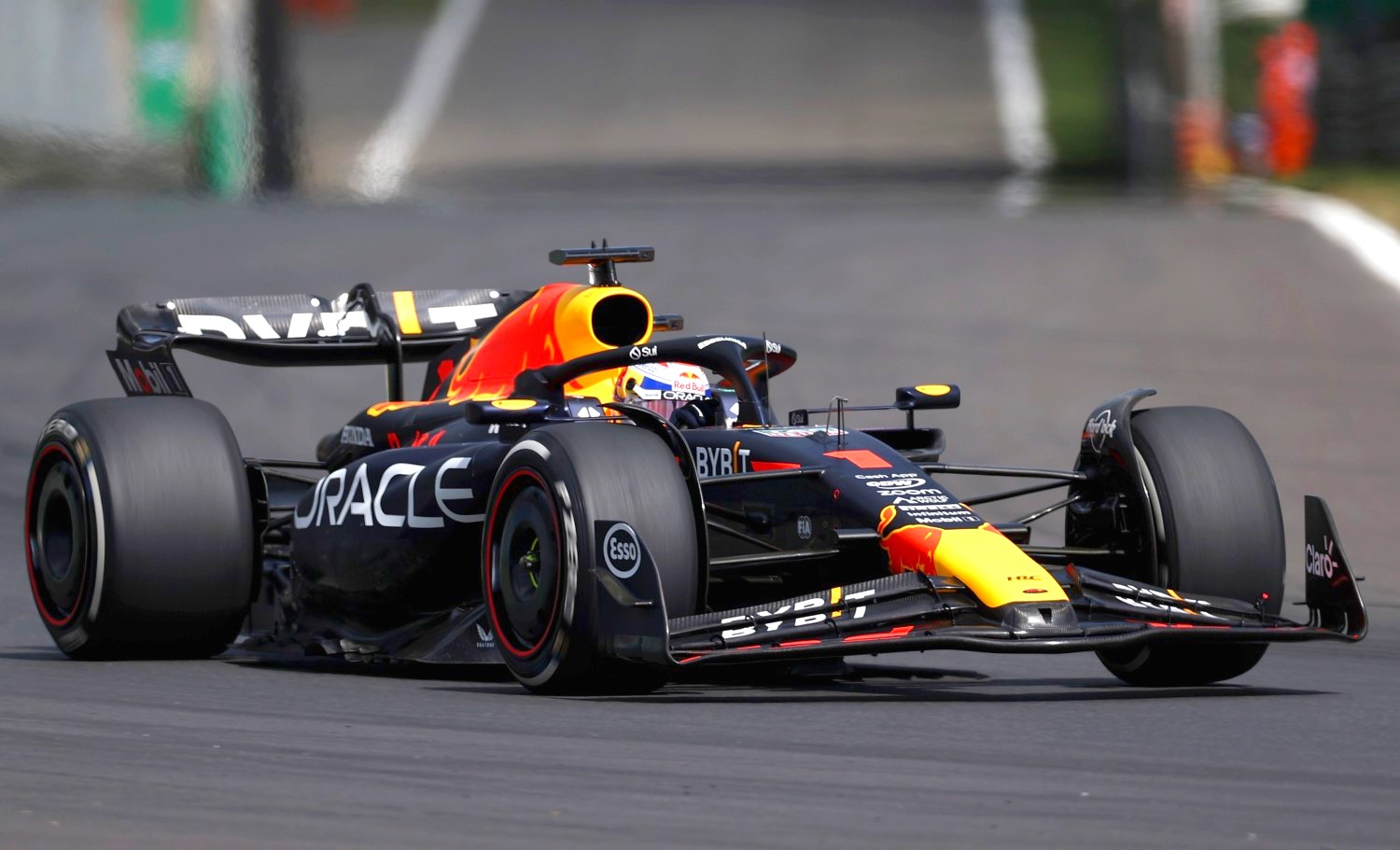 Max Verstappen of the Netherlands driving the (1) Oracle Red Bull Racing RB19 on track during practice ahead of the F1 Grand Prix of Italy at Autodromo Nazionale Monza on September 01, 2023 in Monza, Italy. (Photo by Ryan Pierse/Getty Images) // Getty Images / Red Bull Content Pool