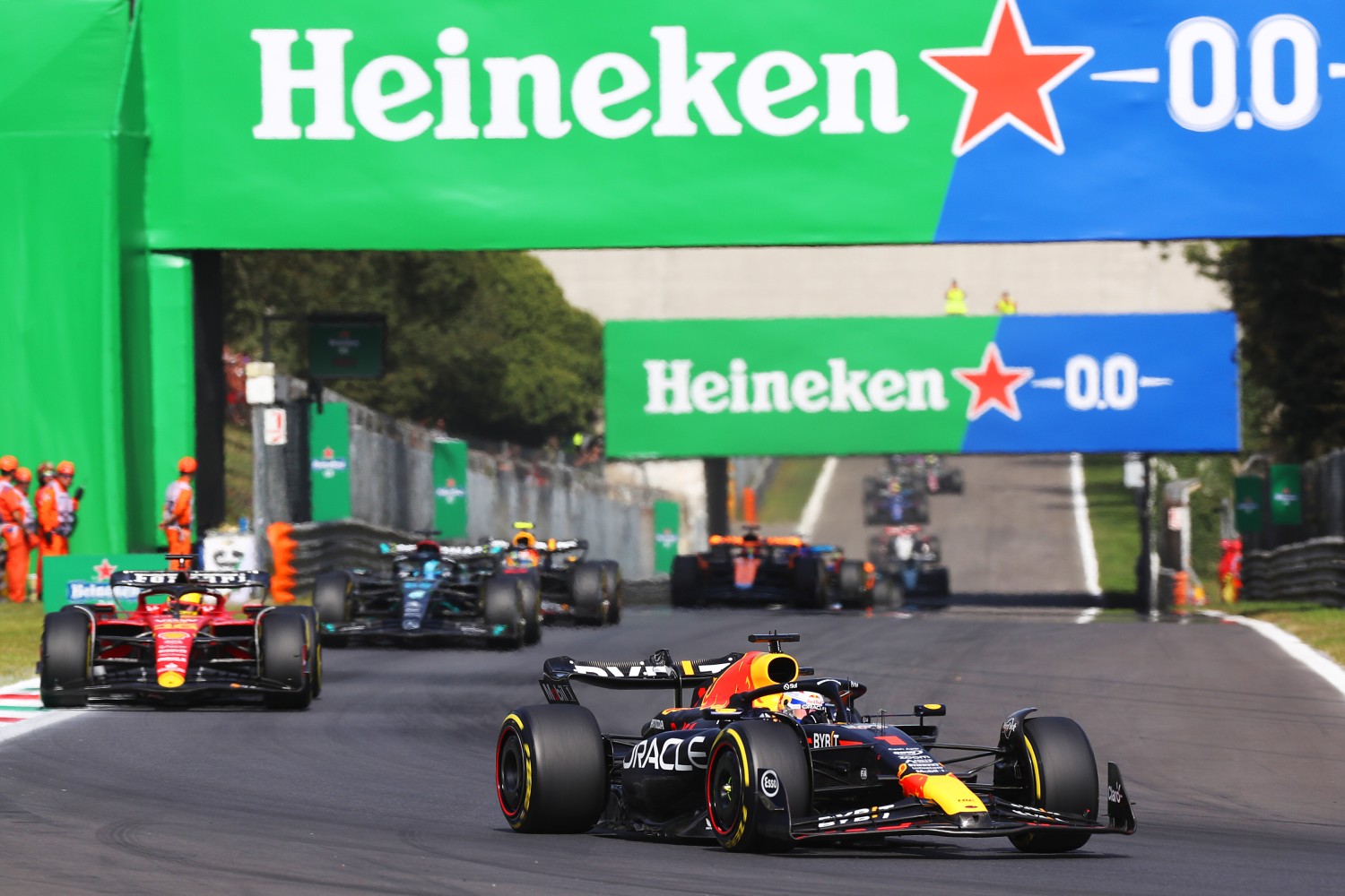 Max Verstappen of the Netherlands driving the (1) Oracle Red Bull Racing RB19 leads Charles Leclerc of Monaco driving the (16) Ferrari SF-23 during the F1 Grand Prix of Italy at Autodromo Nazionale Monza on September 03, 2023 in Monza, Italy. (Photo by Peter Fox/Getty Images) // Getty Images / Red Bull Content Pool