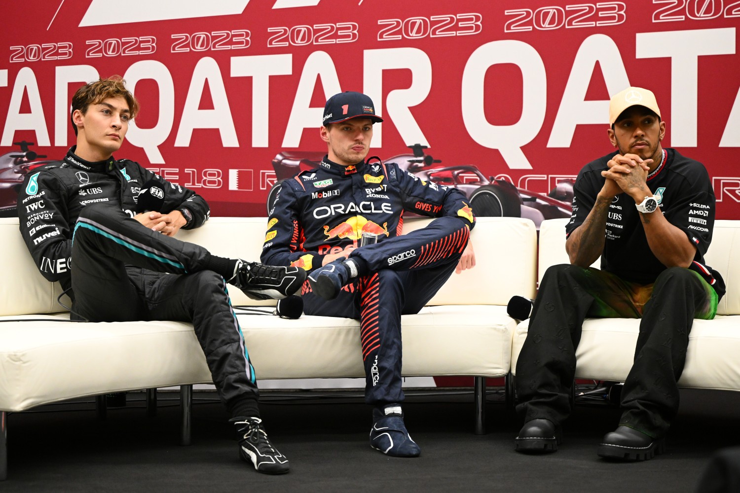 Pole position qualifier Max Verstappen of the Netherlands and Oracle Red Bull Racing (C), Second placed qualifier George Russell of Great Britain and Mercedes (L) and Third placed qualifier Lewis Hamilton of Great Britain and Mercedes (R) attend the press conference after qualifying ahead of the F1 Grand Prix of Qatar at Lusail International Circuit on October 06, 2023 in Lusail City, Qatar. (Photo by Clive Mason/Getty Images) // Getty Images / Red Bull Content Pool