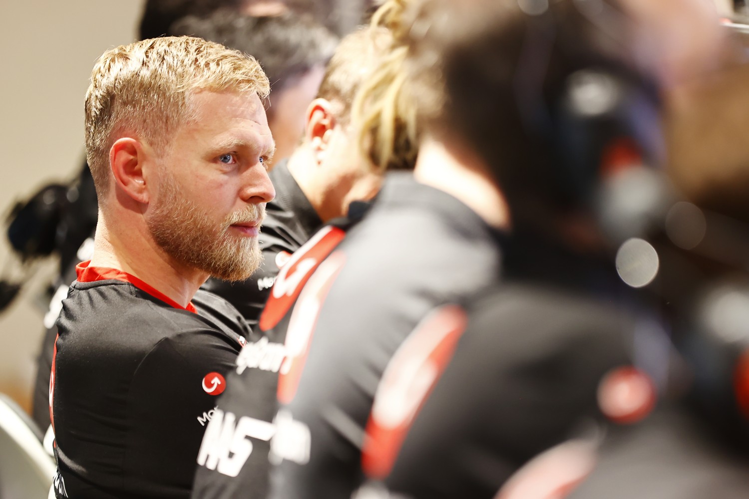 Kevin Magnussen, Haas F1 Team, with engineers during the Qatar GP at Losail International Circuit on Friday October 06, 2023 in Losail, Qatar. (Photo by Andy Hone / LAT Images)