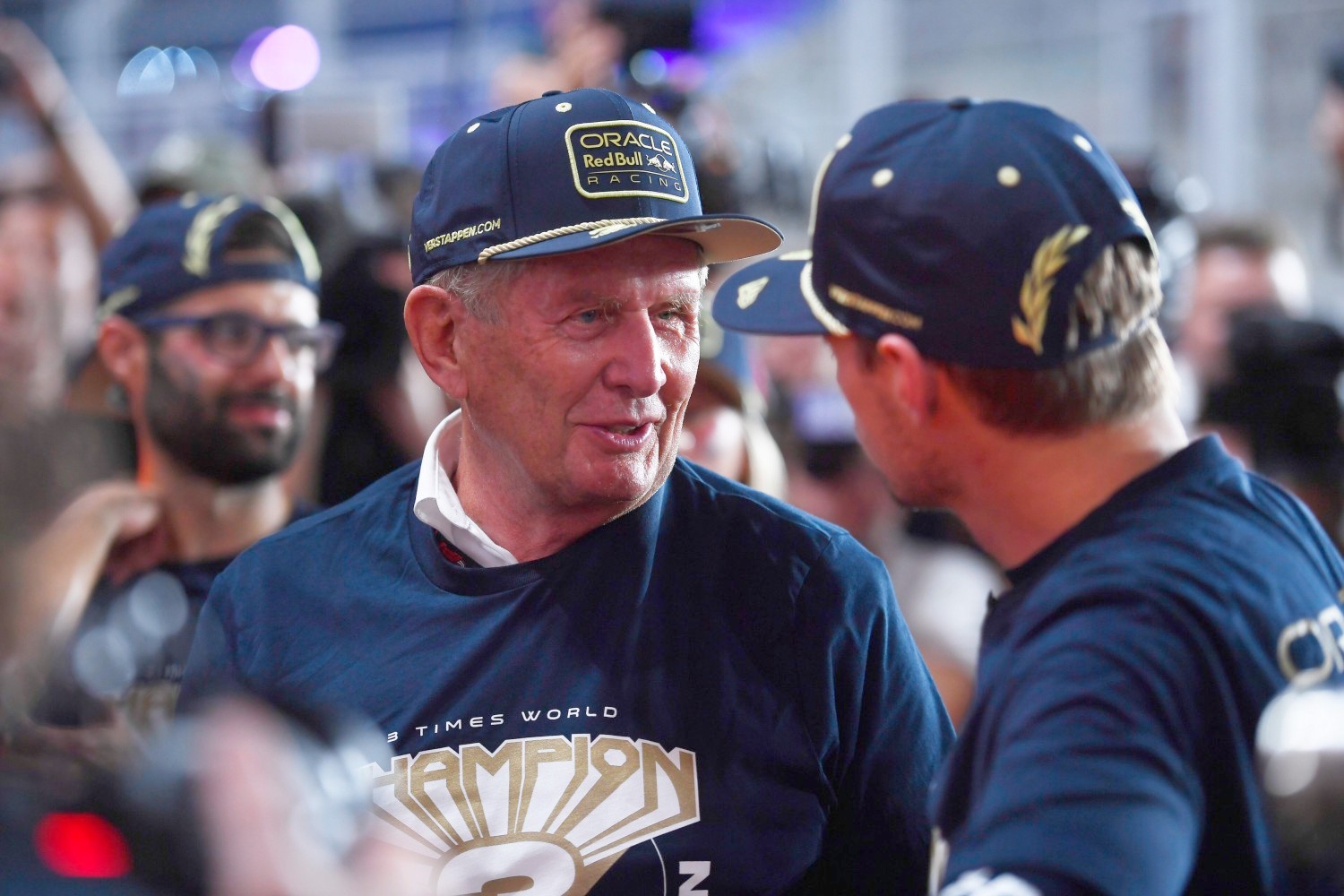 Red Bull Racing Team Consultant Dr Helmut Marko talks with 2023 F1 World Drivers Champion Max Verstappen of the Netherlands and Oracle Red Bull Racing in the Pitlane after the Sprint ahead of the F1 Grand Prix of Qatar at Lusail International Circuit on October 07, 2023 in Lusail City, Qatar. (Photo by Rudy Carezzevoli/Getty Images) // Getty Images / Red Bull Content Pool