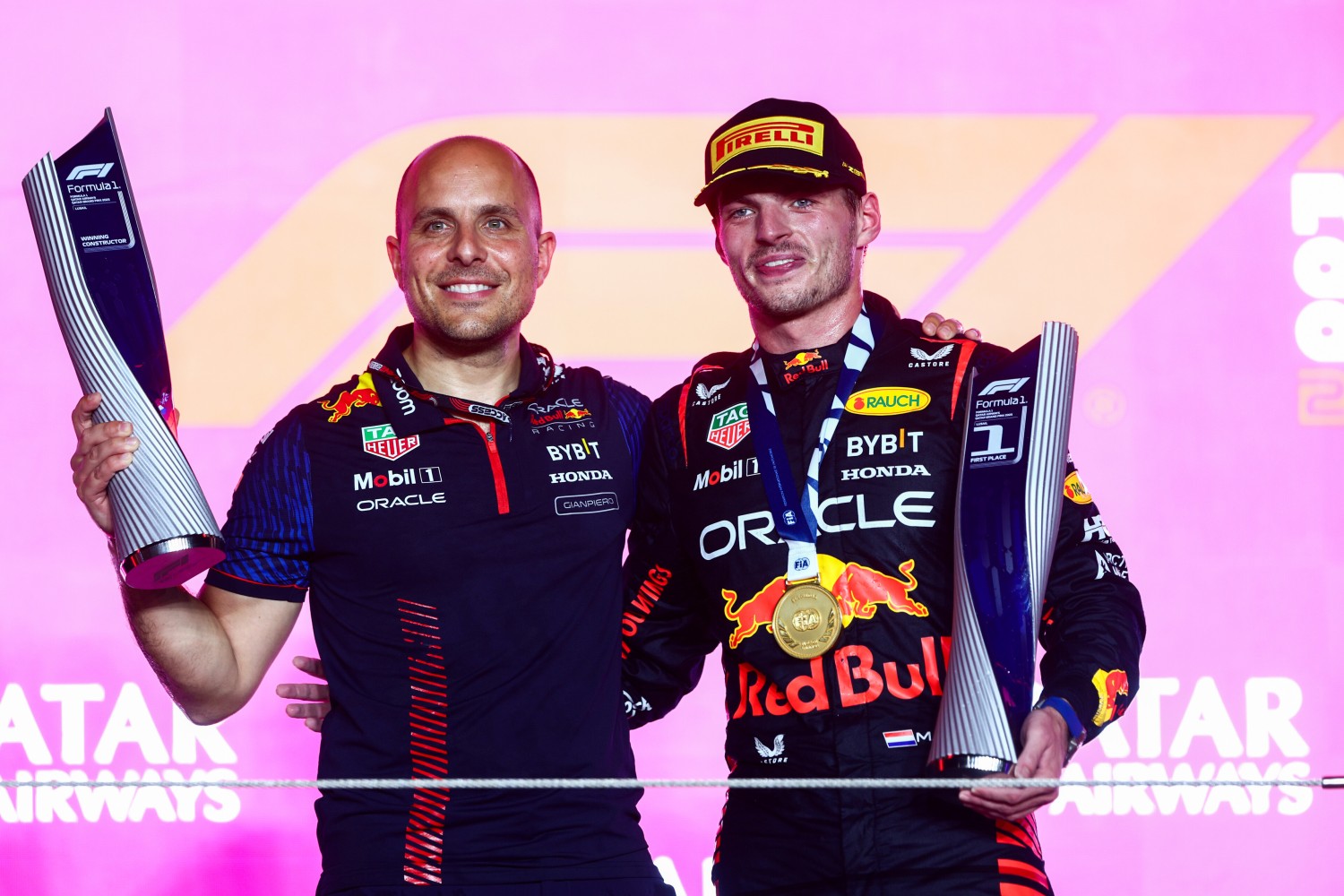 Race winner Max Verstappen of the Netherlands and Oracle Red Bull Racing and race engineer Gianpiero Lambiase celebrate on the podium during the F1 Grand Prix of Qatar at Lusail International Circuit on October 08, 2023 in Lusail City, Qatar. (Photo by Clive Rose/Getty Images) // Getty Images / Red Bull Content Pool