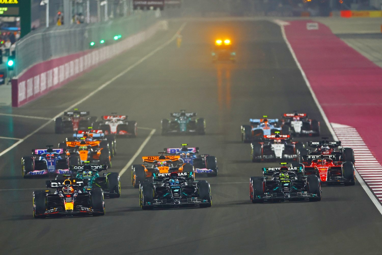 Max Verstappen of the Netherlands driving the (1) Oracle Red Bull Racing RB19 leads George Russell of Great Britain driving the (63) Mercedes AMG Petronas F1 Team W14, Lewis Hamilton of Great Britain driving the (44) Mercedes AMG Petronas F1 Team W14 and the rest of the field into turn one at the start during the F1 Grand Prix of Qatar at Lusail International Circuit on October 08, 2023 in Lusail City, Qatar. (Photo by Mark Thompson/Getty Images) // Getty Images / Red Bull Content Pool