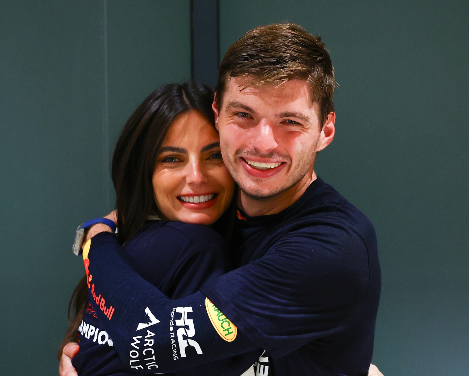 2023 F1 World Drivers Champion Max Verstappen of the Netherlands and Oracle Red Bull Racing celebrates with Kelly Piquet after the Sprint ahead of the F1 Grand Prix of Qatar at Lusail International Circuit on October 07, 2023 in Lusail City, Qatar. (Photo by Mark Thompson/Getty Images) // Getty Images / Red Bull Content Pool