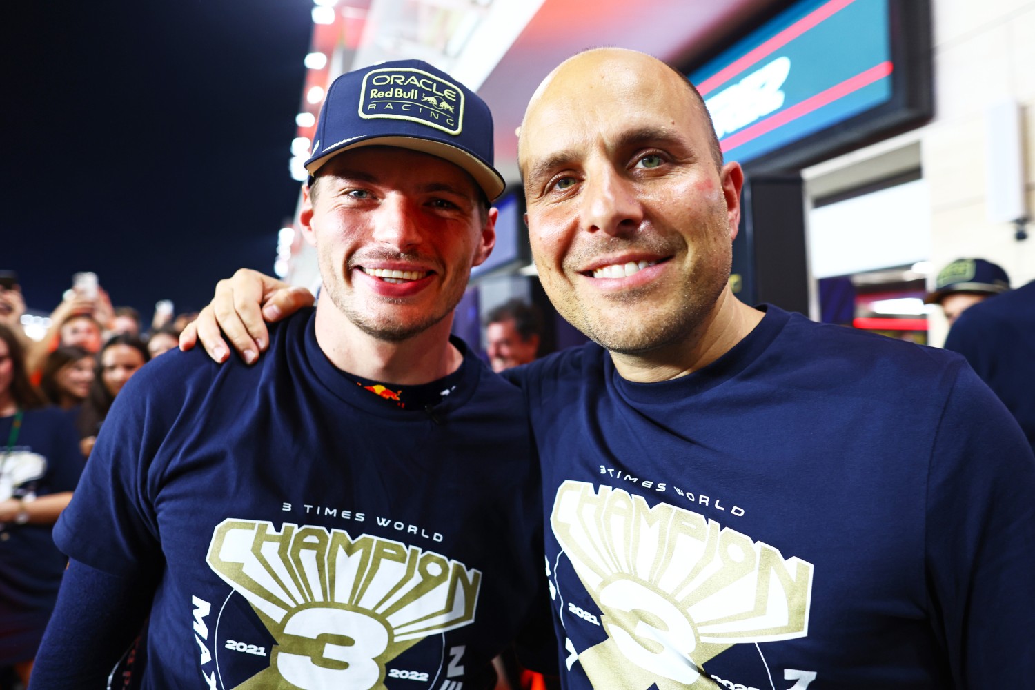 2023 F1 World Drivers Champion Max Verstappen of the Netherlands and Oracle Red Bull Racing poses for a photo with race engineer Gianpiero Lambiase in the Pitlane after the Sprint ahead of the F1 Grand Prix of Qatar at Lusail International Circuit on October 07, 2023 in Lusail City, Qatar. (Photo by Mark Thompson/Getty Images) // Getty Images / Red Bull Content Pool