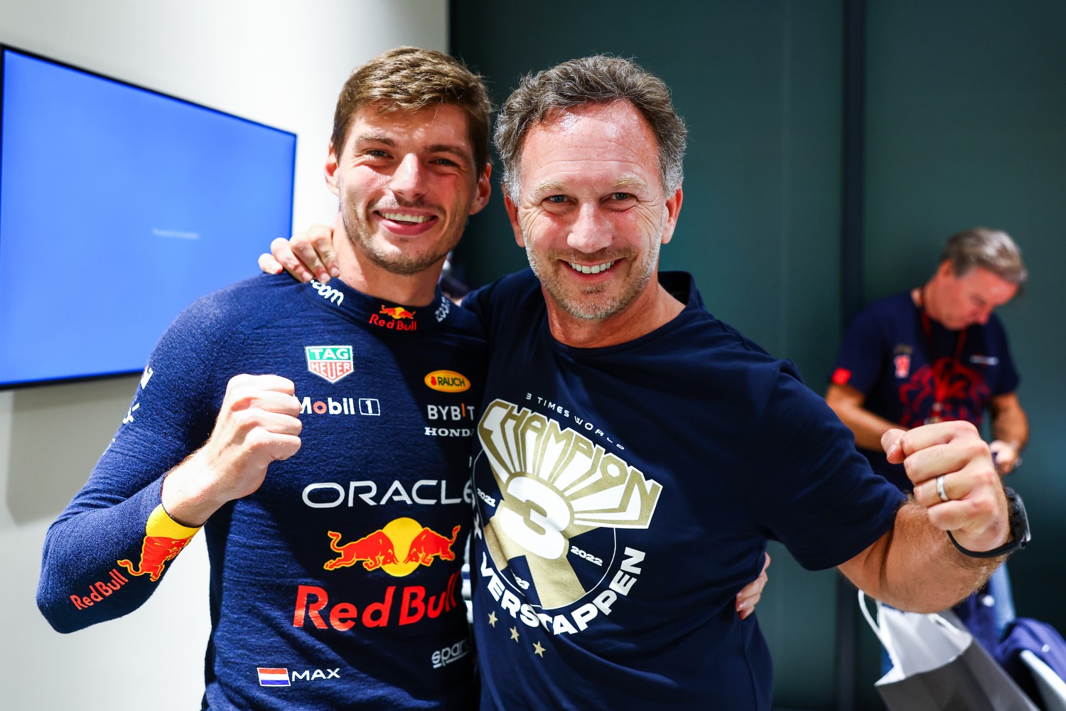 2023 F1 World Drivers Champion Max Verstappen of the Netherlands and Oracle Red Bull Racing poses for a photo with Red Bull Racing Team Principal Christian Horner after the Sprint ahead of the F1 Grand Prix of Qatar at Lusail International Circuit on October 07, 2023 in Lusail City, Qatar. (Photo by Mark Thompson/Getty Images) // Getty Images / Red Bull Content Pool