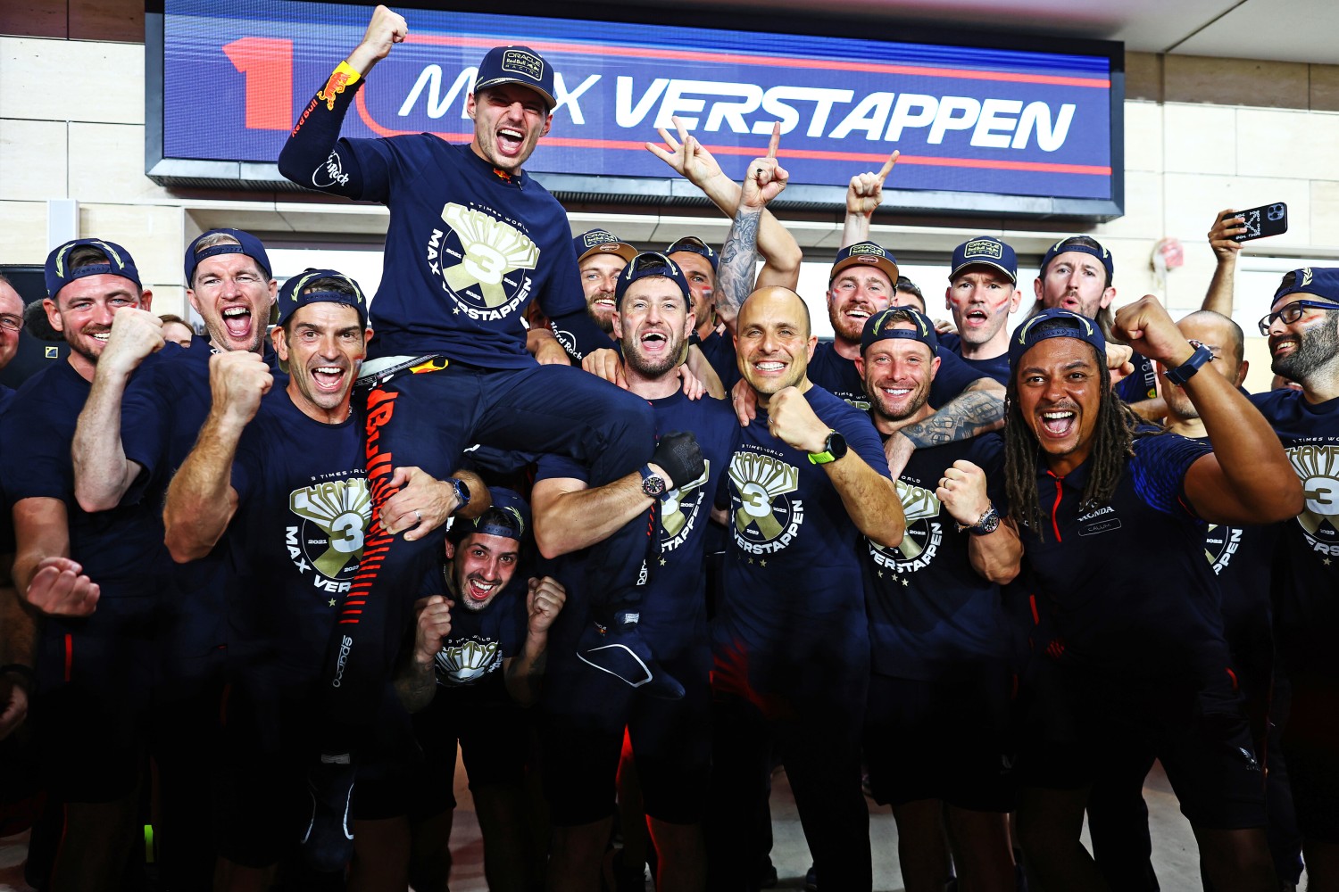 2023 F1 World Drivers Champion Max Verstappen of the Netherlands and Oracle Red Bull Racing celebrates with his team in the Pitlane after the Sprint ahead of the F1 Grand Prix of Qatar at Lusail International Circuit on October 07, 2023 in Lusail City, Qatar. (Photo by Mark Thompson/Getty Images) // Getty Images / Red Bull Content Pool