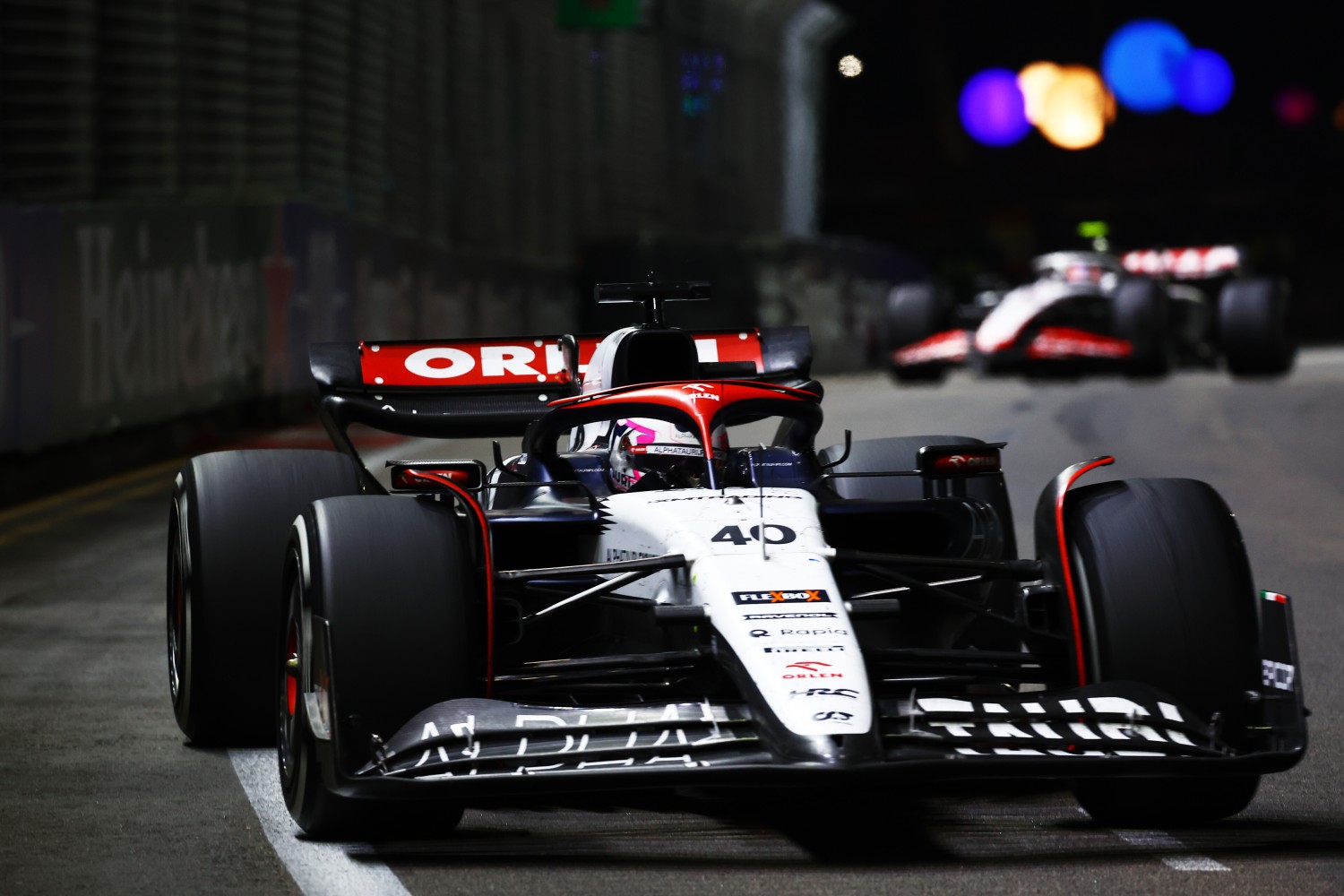 Liam Lawson of New Zealand driving the (40) Scuderia AlphaTauri AT04 on track during the F1 Grand Prix of Singapore at Marina Bay Street Circuit on September 17, 2023 in Singapore, Singapore. (Photo by Mark Thompson/Getty Images) // Getty Images / Red Bull Content Pool