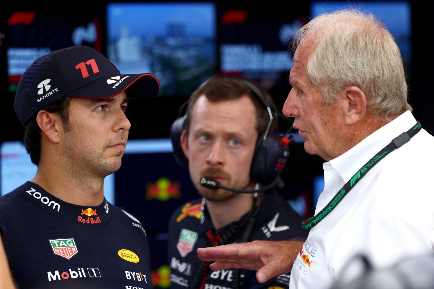 Sergio Perez of Mexico and Oracle Red Bull Racing talks with Red Bull Racing Team Consultant Dr Helmut Marko in the garage during practice ahead of the F1 Grand Prix of Singapore at Marina Bay Street Circuit on September 15, 2023 in Singapore, Singapore. (Photo by Clive Rose/Getty Images) // Getty Images / Red Bull Content Pool