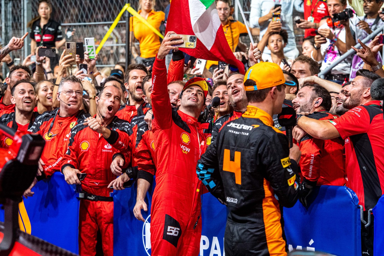 Carlos Sainz Jr. takes a selfie with his team after winning the Singapore GP  - GP SINGAPORE F1/2023  - DOMENICA 17/09/2023 - credit: @Scuderia Ferrari Press Office