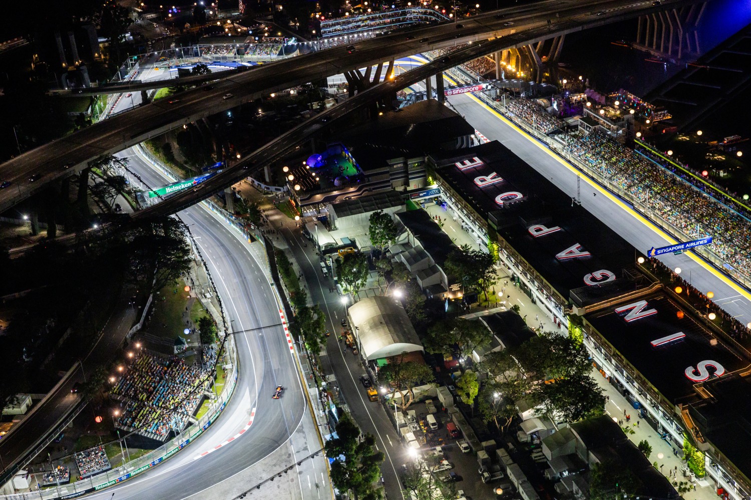 Max Verstappen of the Netherlands driving the (1) Oracle Red Bull Racing RB19 on track during qualifying ahead of the F1 Grand Prix of Singapore at Marina Bay Street Circuit on September 16, 2023 in Singapore, Singapore. (Photo by Clive Rose/Getty Images) // Getty Images / Red Bull Content Pool