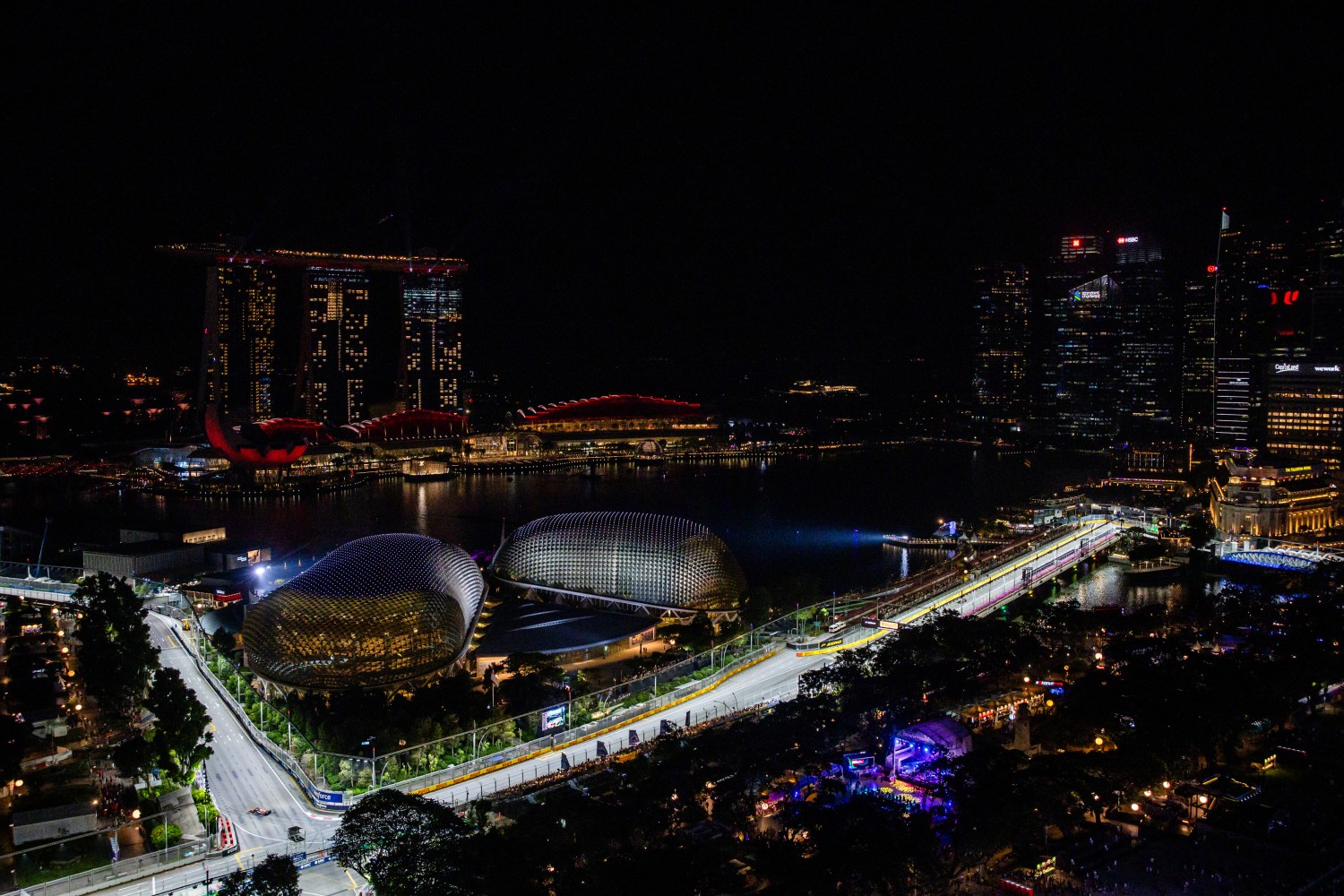 Max Verstappen of the Netherlands driving the (1) Oracle Red Bull Racing RB19 on track during practice ahead of the F1 Grand Prix of Singapore at Marina Bay Street Circuit on September 15, 2023 in Singapore, Singapore. (Photo by Mark Thompson/Getty Images) // Getty Images / Red Bull Content Pool