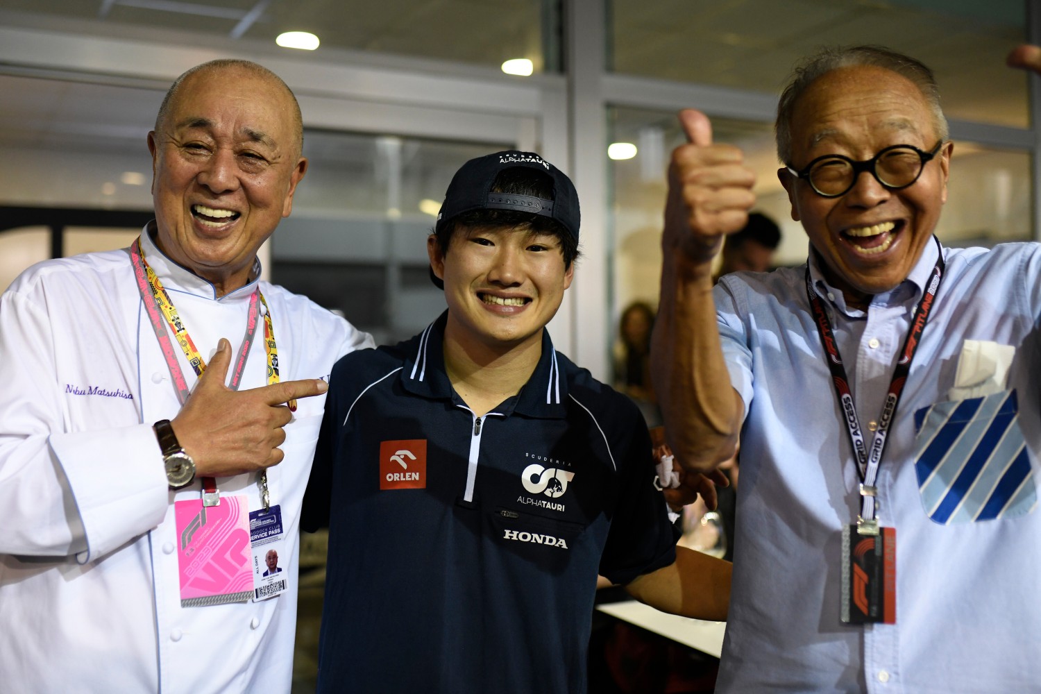 Yuki Tsunoda of Japan and Scuderia AlphaTauri poses for a photo with Nobu Matsuhisa and Ong Beng Seng, Chairman of Singapore GP during practice ahead of the F1 Grand Prix of Singapore at Marina Bay Street Circuit on September 15, 2023 in Singapore, Singapore. (Photo by Rudy Carezzevoli/Getty Images) // Getty Images / Red Bull Content Pool