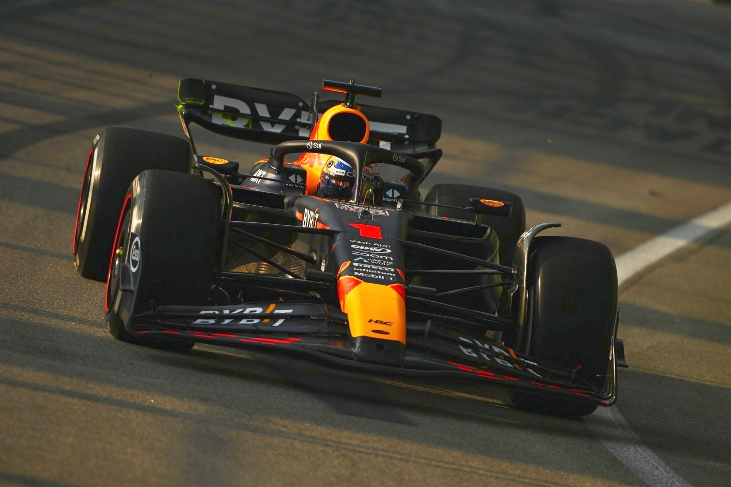 Max Verstappen of the Netherlands driving the (1) Oracle Red Bull Racing RB19 on track during practice ahead of the F1 Grand Prix of Singapore at Marina Bay Street Circuit on September 15, 2023 in Singapore, Singapore. (Photo by Clive Mason/Getty Images) // Getty Images / Red Bull Content Pool