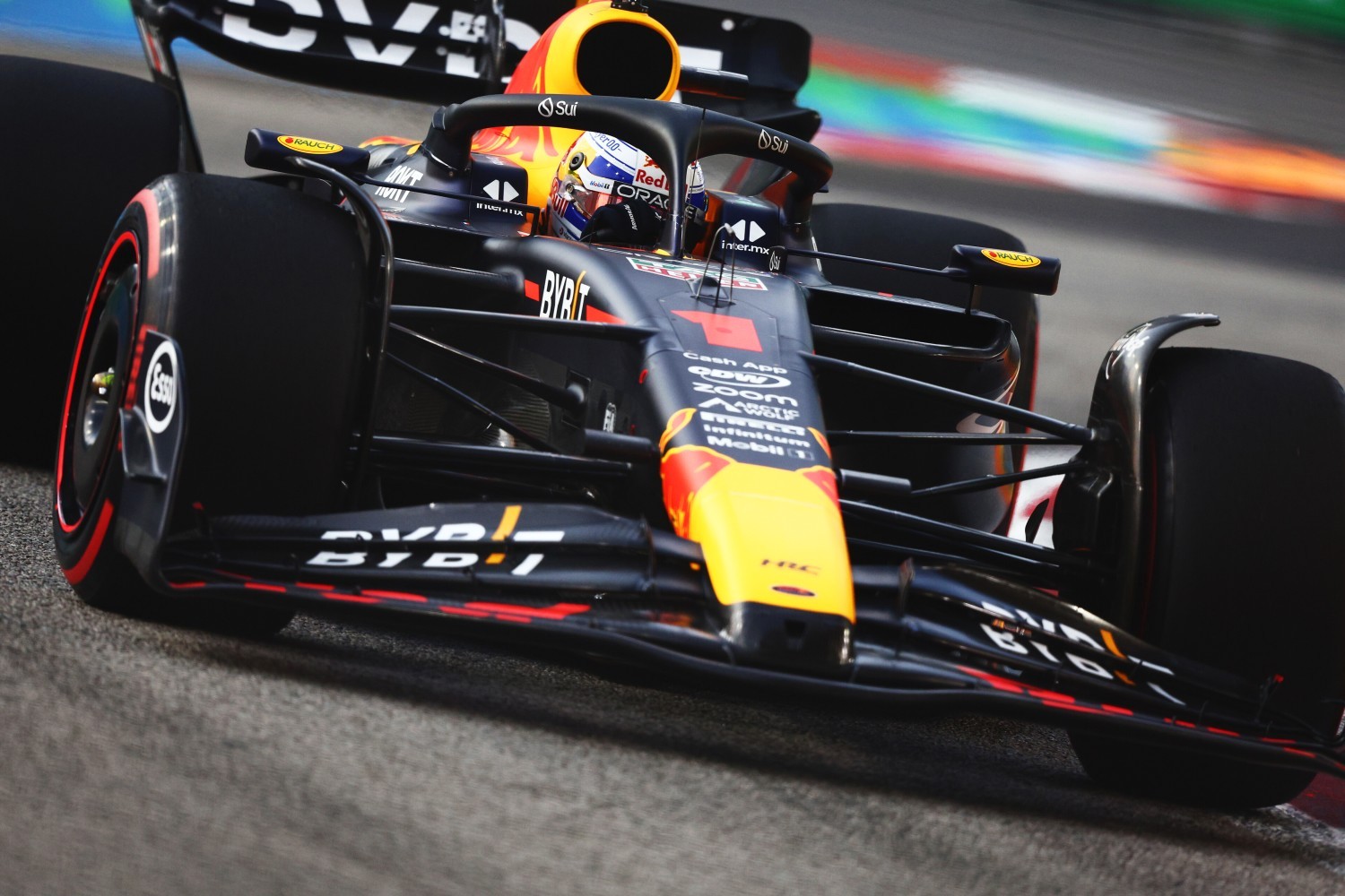 Max Verstappen of the Netherlands driving the (1) Oracle Red Bull Racing RB19 on track during final practice ahead of the F1 Grand Prix of Singapore at Marina Bay Street Circuit on September 16, 2023 in Singapore, Singapore. (Photo by Clive Rose/Getty Images) // Getty Images / Red Bull Content Pool