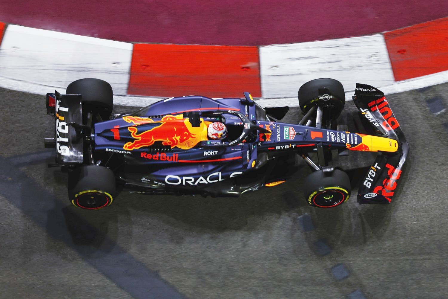 Max Verstappen of the Netherlands driving the (1) Oracle Red Bull Racing RB19 on track during practice ahead of the F1 Grand Prix of Singapore at Marina Bay Street Circuit on September 15, 2023 in Singapore, Singapore. (Photo by Mark Thompson/Getty Images) // Getty Images / Red Bull Content Pool