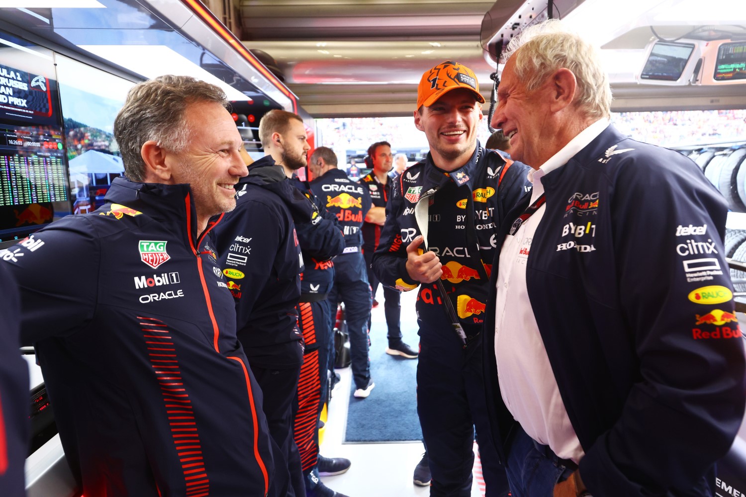 Max Verstappen of the Netherlands and Oracle Red Bull Racing talks with Red Bull Racing Team Principal Christian Horner and Red Bull Racing Team Consultant Dr Helmut Marko in the garage prior to the Sprint ahead of the F1 Grand Prix of Belgium at Circuit de Spa-Francorchamps on July 29, 2023 in Spa, Belgium. (Photo by Mark Thompson/Getty Images) // Getty Images / Red Bull Content Pool 