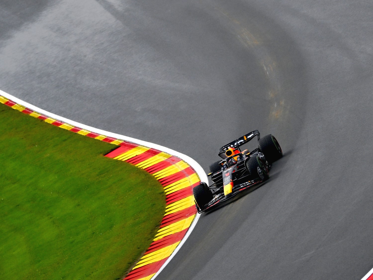 Max Verstappen of the Netherlands driving the (1) Oracle Red Bull Racing RB19 on track during qualifying ahead of the F1 Grand Prix of Belgium at Circuit de Spa-Francorchamps on July 28, 2023 in Spa, Belgium. (Photo by Dan Mullan/Getty Images) // Getty Images / Red Bull Content Pool