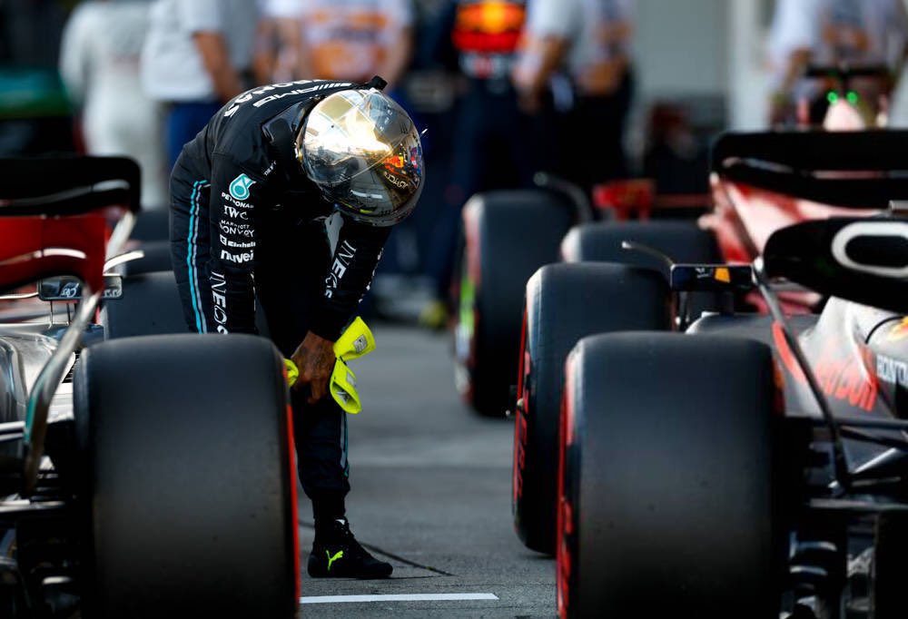 Lewis Hamilton spying on the Red Bull RB19 in Parc Ferme in Suzuka