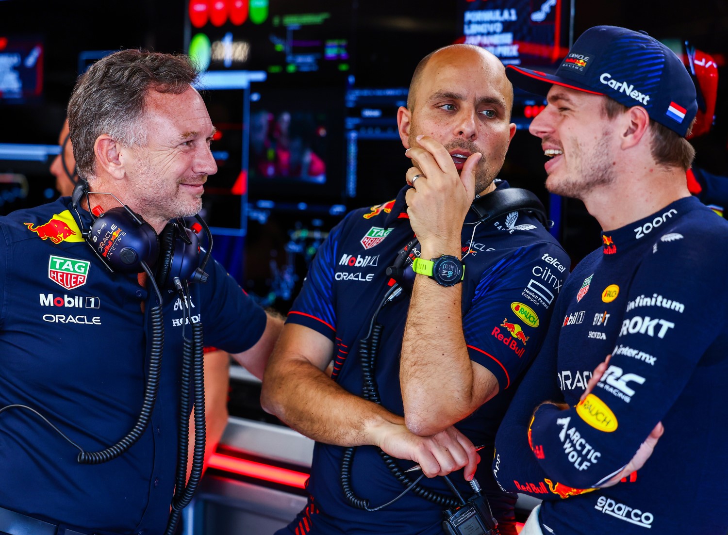 Red Bull Racing Team Principal Christian Horner talks with Max Verstappen of the Netherlands and Oracle Red Bull Racing and race engineer Gianpiero Lambiase in the garage during qualifying ahead of the F1 Grand Prix of Japan at Suzuka International Racing Course on September 23, 2023 in Suzuka, Japan. (Photo by Mark Thompson/Getty Images) // Getty Images / Red Bull Content Pool