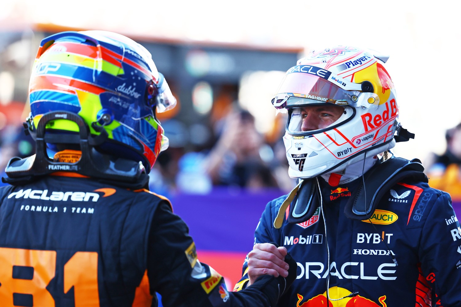 Pole position qualifier Max Verstappen of the Netherlands and Oracle Red Bull Racing and Second placed qualifier Oscar Piastri of Australia and McLaren celebrates in parc ferme during qualifying ahead of the F1 Grand Prix of Japan at Suzuka International Racing Course on September 23, 2023 in Suzuka, Japan. (Photo by Mark Thompson/Getty Images) // Getty Images / Red Bull Content Pool