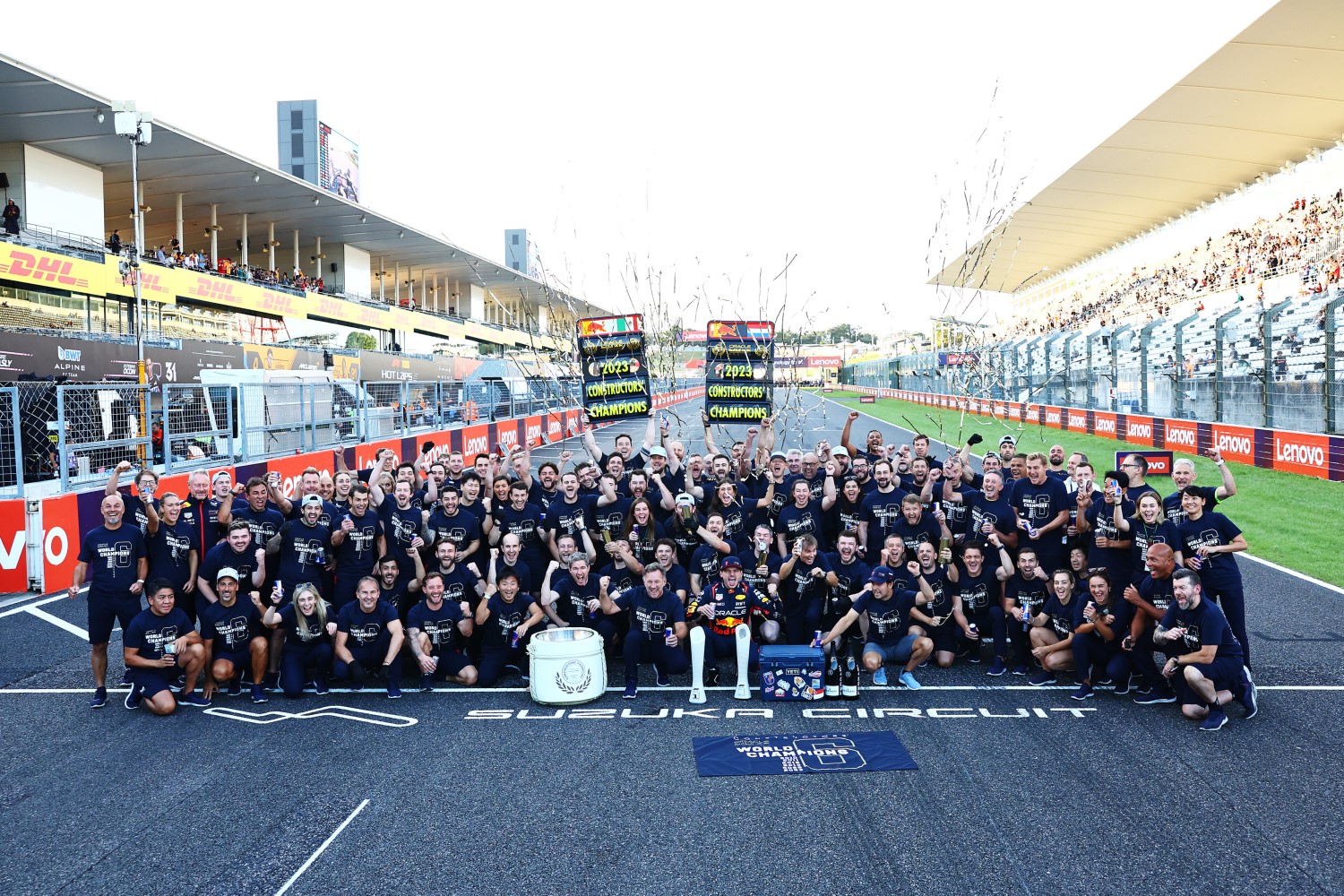 Race winner Max Verstappen of the Netherlands and Oracle Red Bull Racing, Sergio Perez of Mexico and Oracle Red Bull Racing and the Red Bull Racing team celebrate their 2023 Constructors' Championship victory after the F1 Grand Prix of Japan at Suzuka International Racing Course on September 24, 2023 in Suzuka, Japan. (Photo by Mark Thompson/Getty Images) // Getty Images / Red Bull Content Pool