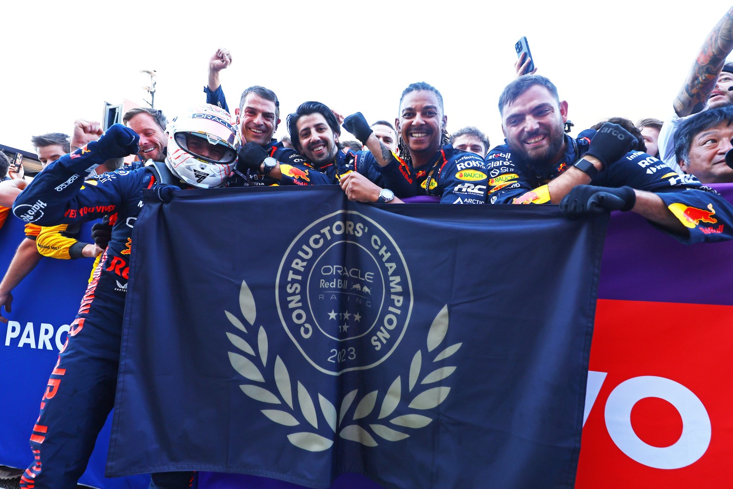 Race winner Max Verstappen of the Netherlands and Oracle Red Bull Racing and his team celebrate their Constructors' Championship win in parc ferme during the F1 Grand Prix of Japan at Suzuka International Racing Course on September 24, 2023 in Suzuka, Japan. (Photo by Mark Thompson/Getty Images) // Getty Images / Red Bull Content Pool 