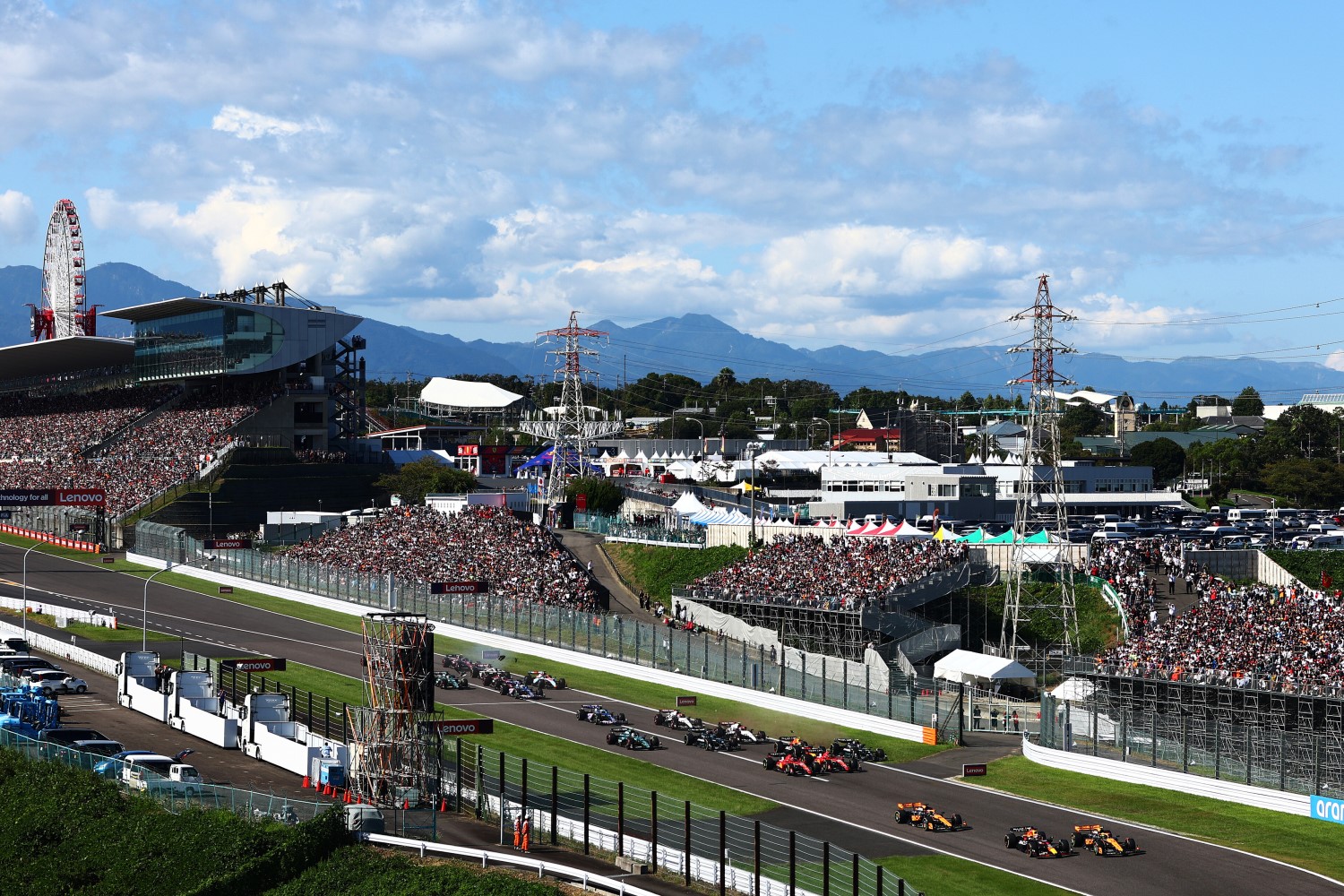 Max Verstappen of the Netherlands driving the (1) Oracle Red Bull Racing RB19 and Lando Norris of Great Britain driving the (4) McLaren MCL60 Mercedes battle for track position ahead of the field at the start during the F1 Grand Prix of Japan at Suzuka International Racing Course on September 24, 2023 in Suzuka, Japan. (Photo by Clive Rose/Getty Images) // Getty Images / Red Bull Content Pool