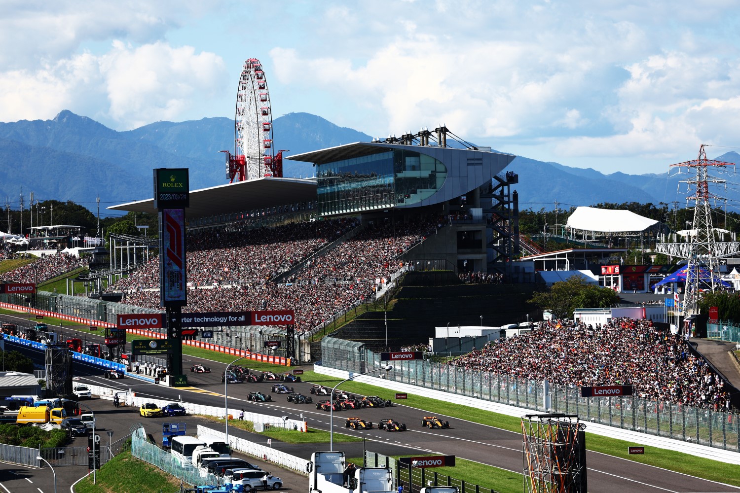 Max Verstappen of the Netherlands driving the (1) Oracle Red Bull Racing RB19 competes for the lead with Oscar Piastri of Australia driving the (81) McLaren MCL60 Mercedes and Lando Norris of Great Britain driving the (4) McLaren MCL60 Mercedes at the start of the race during the F1 Grand Prix of Japan at Suzuka International Racing Course on September 24, 2023 in Suzuka, Japan. (Photo by Clive Rose/Getty Images) // Getty Images / Red Bull Content Pool //