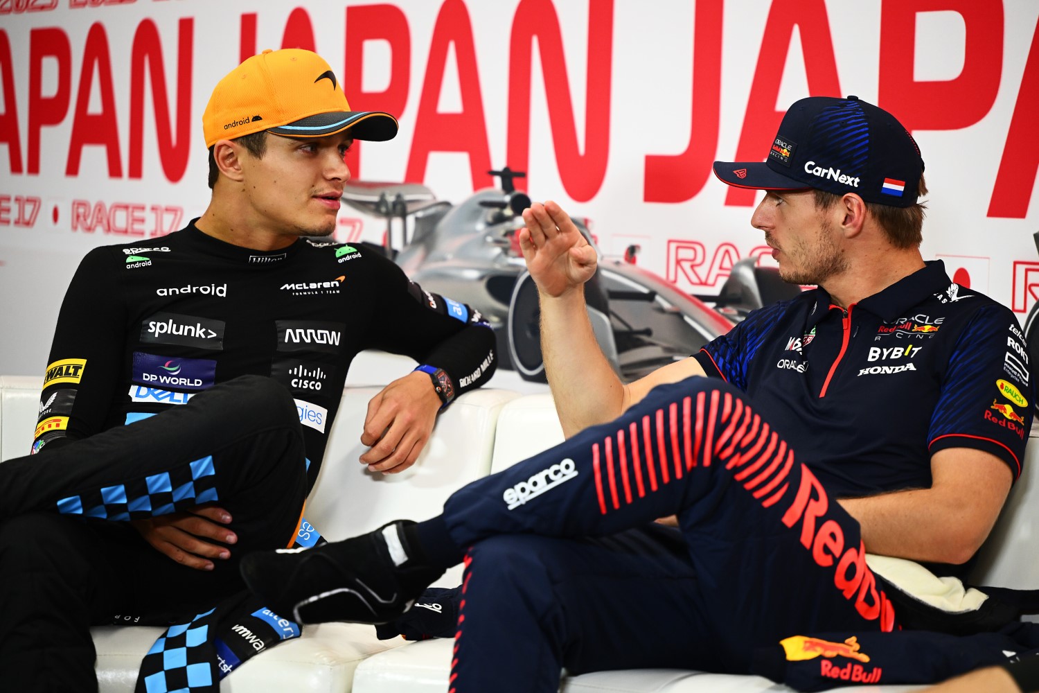 Race winner Max Verstappen of the Netherlands and Oracle Red Bull Racing talks with Second placed Lando Norris of Great Britain and McLaren in a press conference after the F1 Grand Prix of Japan at Suzuka International Racing Course on September 24, 2023 in Suzuka, Japan. (Photo by Clive Mason/Getty Images) // Getty Images / Red Bull Content Pool